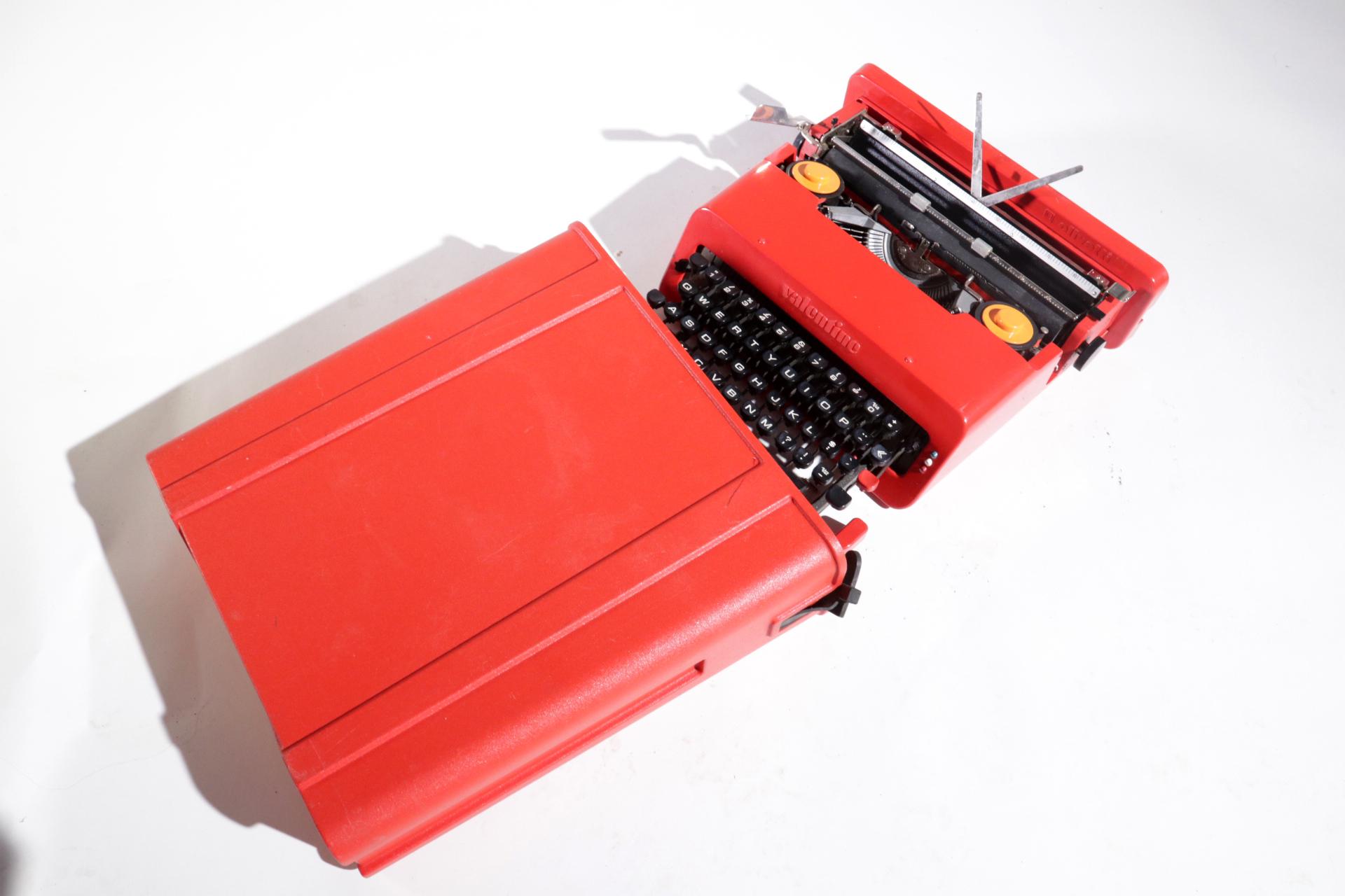 Olivetti Valentine Typewriter Designed by Ettore Sottsass & Perry King In Good Condition In Boven Leeuwen, NL