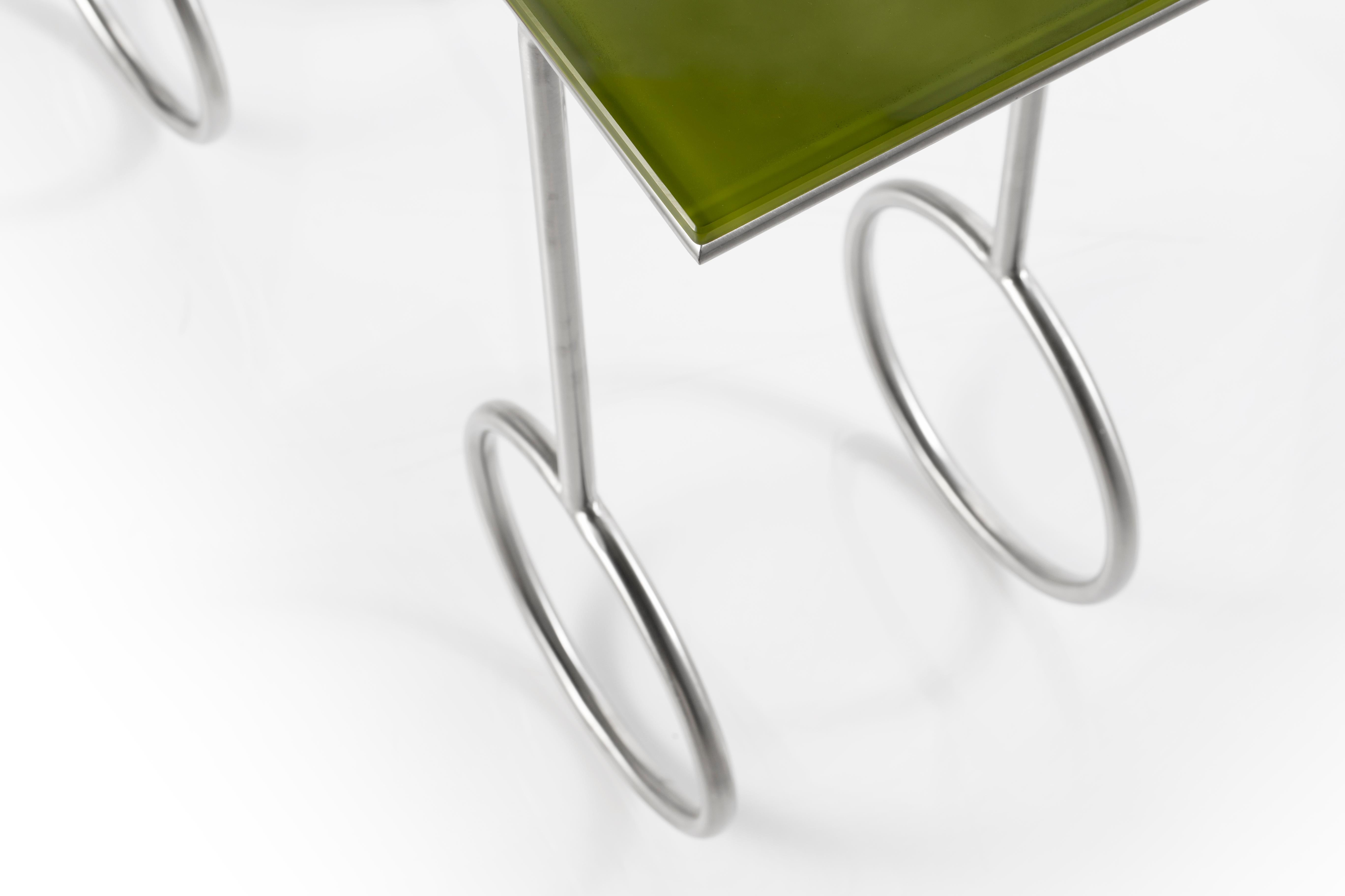 Zeitgenössischer „Olvia“-Tisch (Minimalistisch) im Angebot