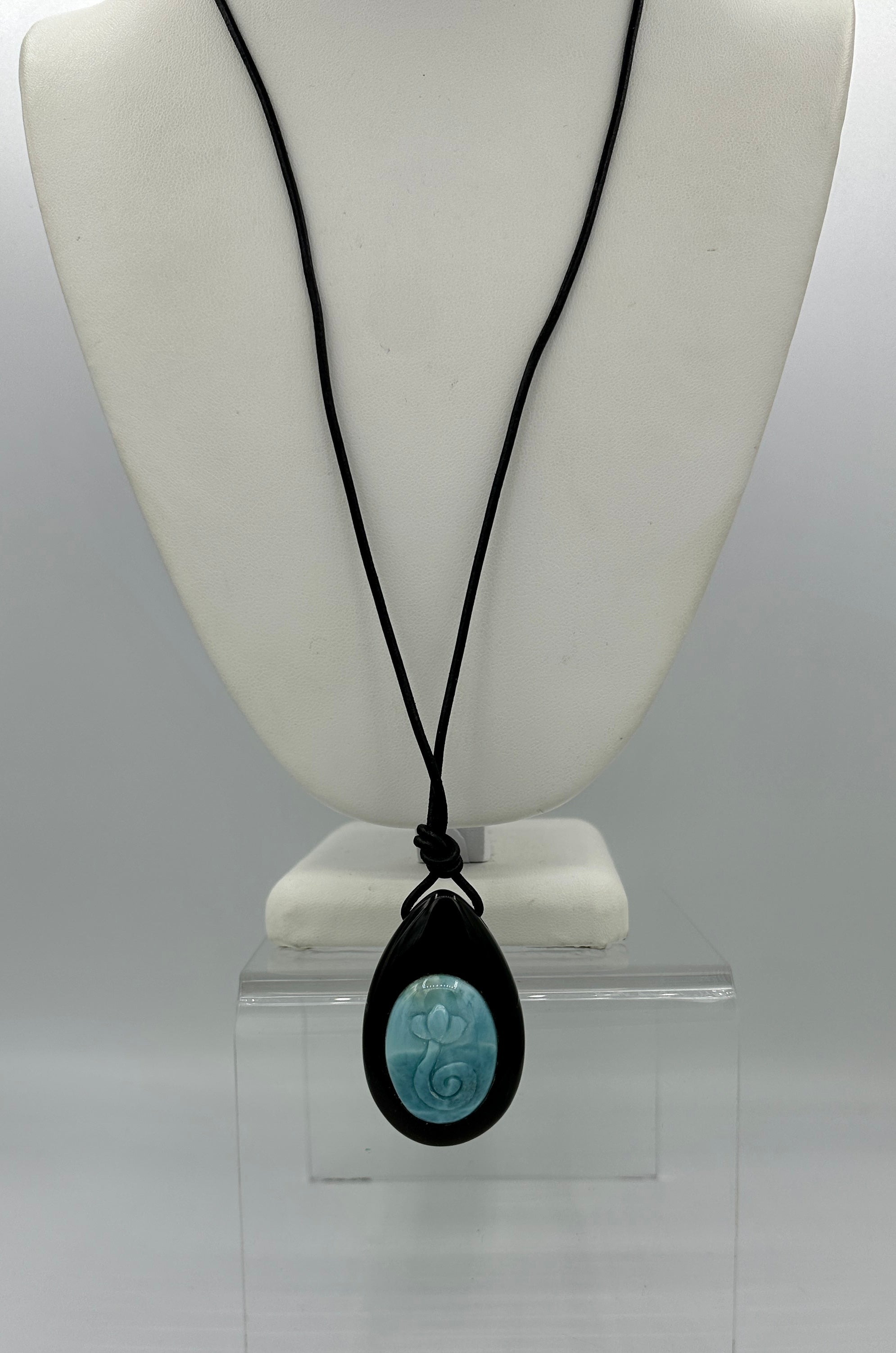 Indulge in a fantastic Black Onyx and Blue Green Agate Flower Necklace from the estate of the legendary Olivia Newton-John!
Here is your opportunity to own a piece of Music and Hollywood History from one of the most iconic recording artists of the