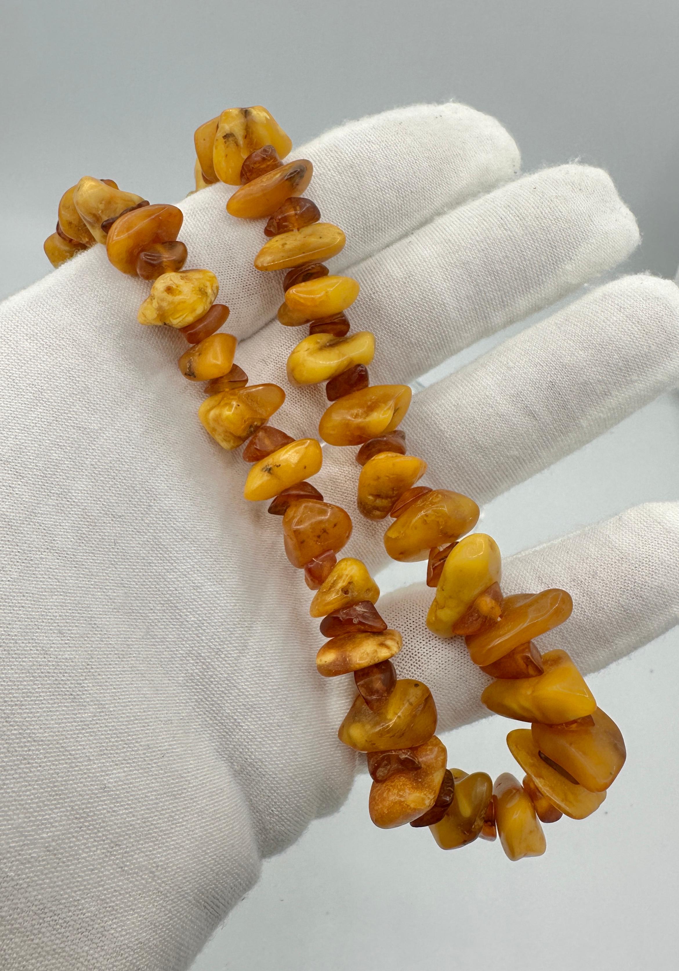 Taille mixte Olivia Newton-John Estate Personal Egg Yolk Collier en ambre naturel garantie en vente