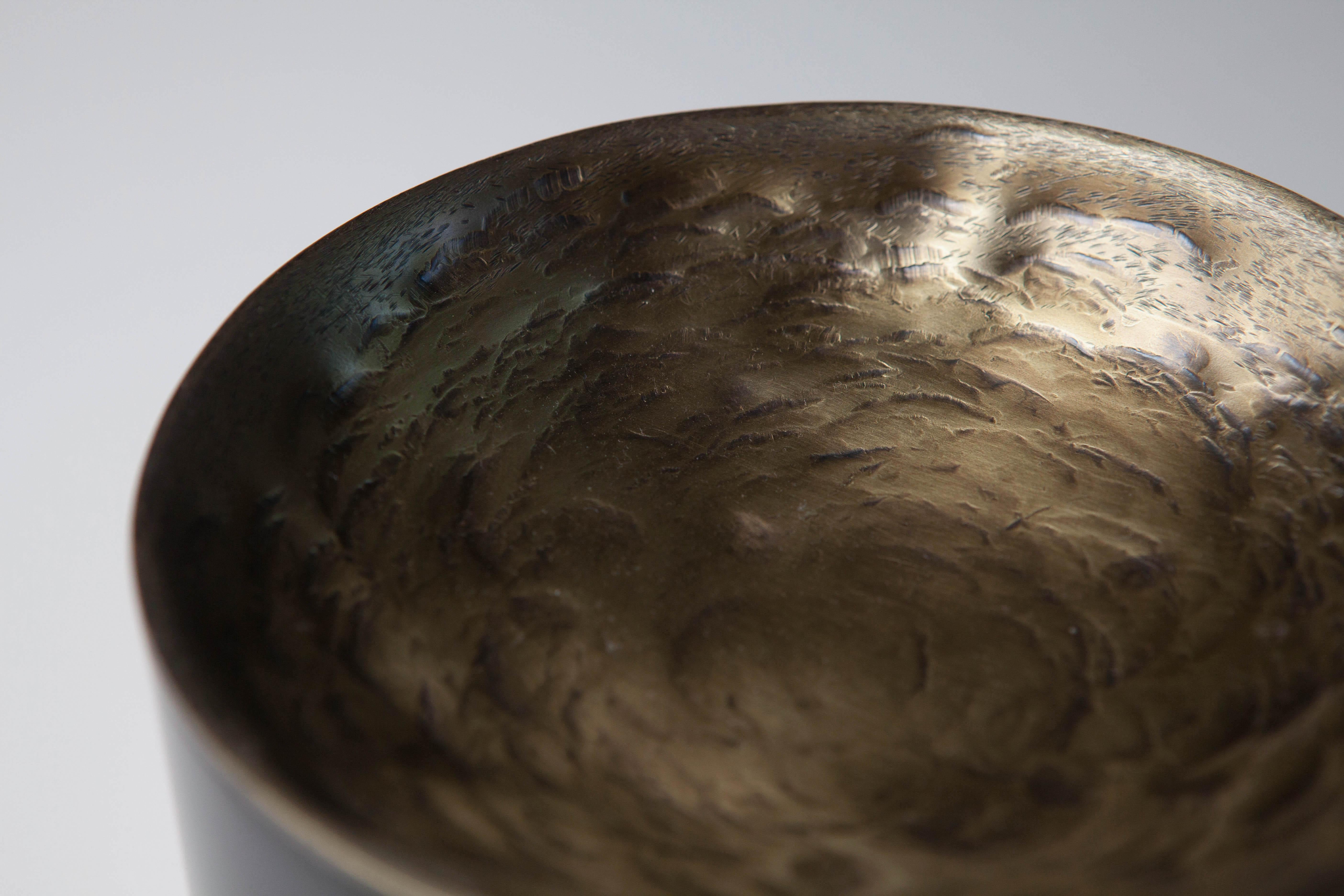 Bronzed OLIVIA Round Brass and Black Steel Valet Tray by Soraya Osorio For Sale