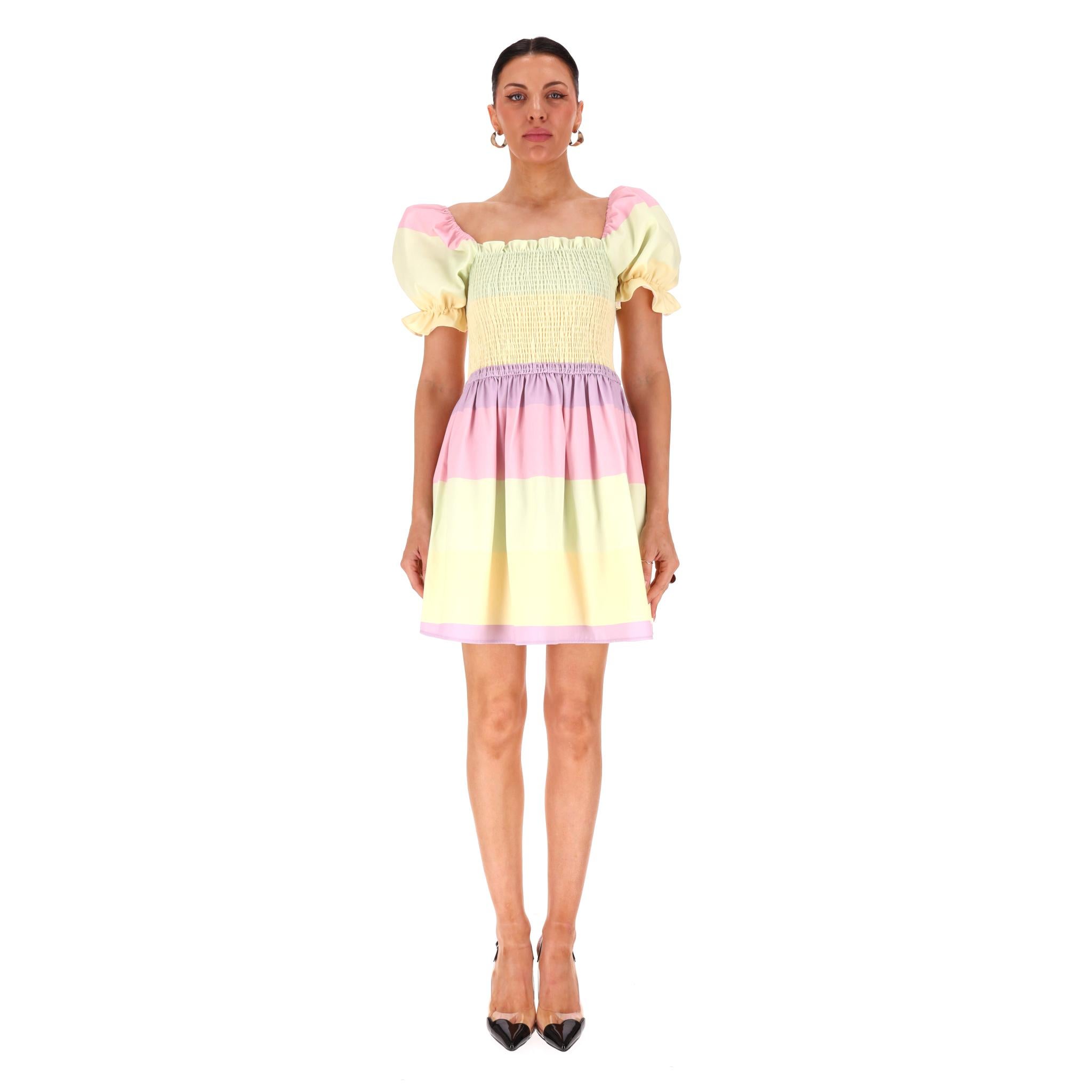 Nouveauté - Olivia Rubin Robe à rayures froncées à la ligne A

Robe froncée conçue dans un motif rayé multicolore pastel.

Elle présente des manches courtes bouffantes bordées de volants, une encolure carrée et une jupe courte en ligne.

Rrp Approx.