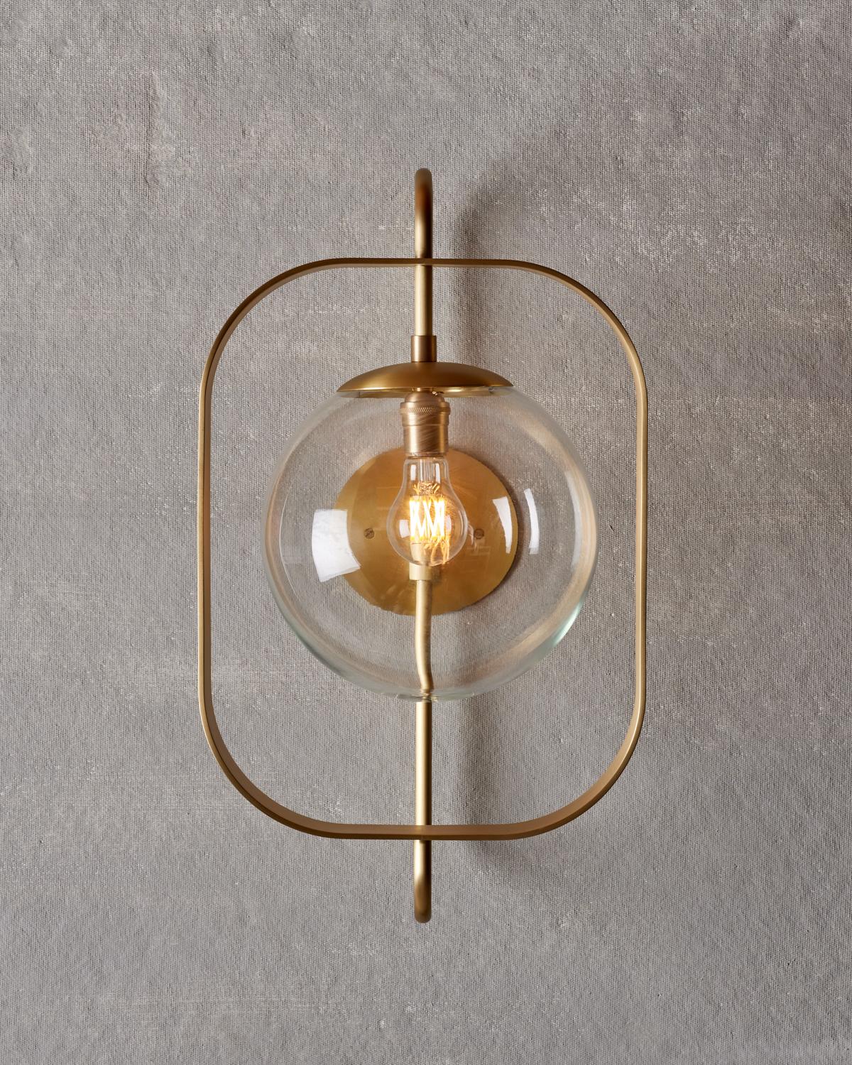 El candelabro Olivia tiene un marco rectangular de latón artesanal que resalta el globo de cristal, convirtiéndolo en el punto focal de la luminaria.

DIMENSIONES TOTALES
13