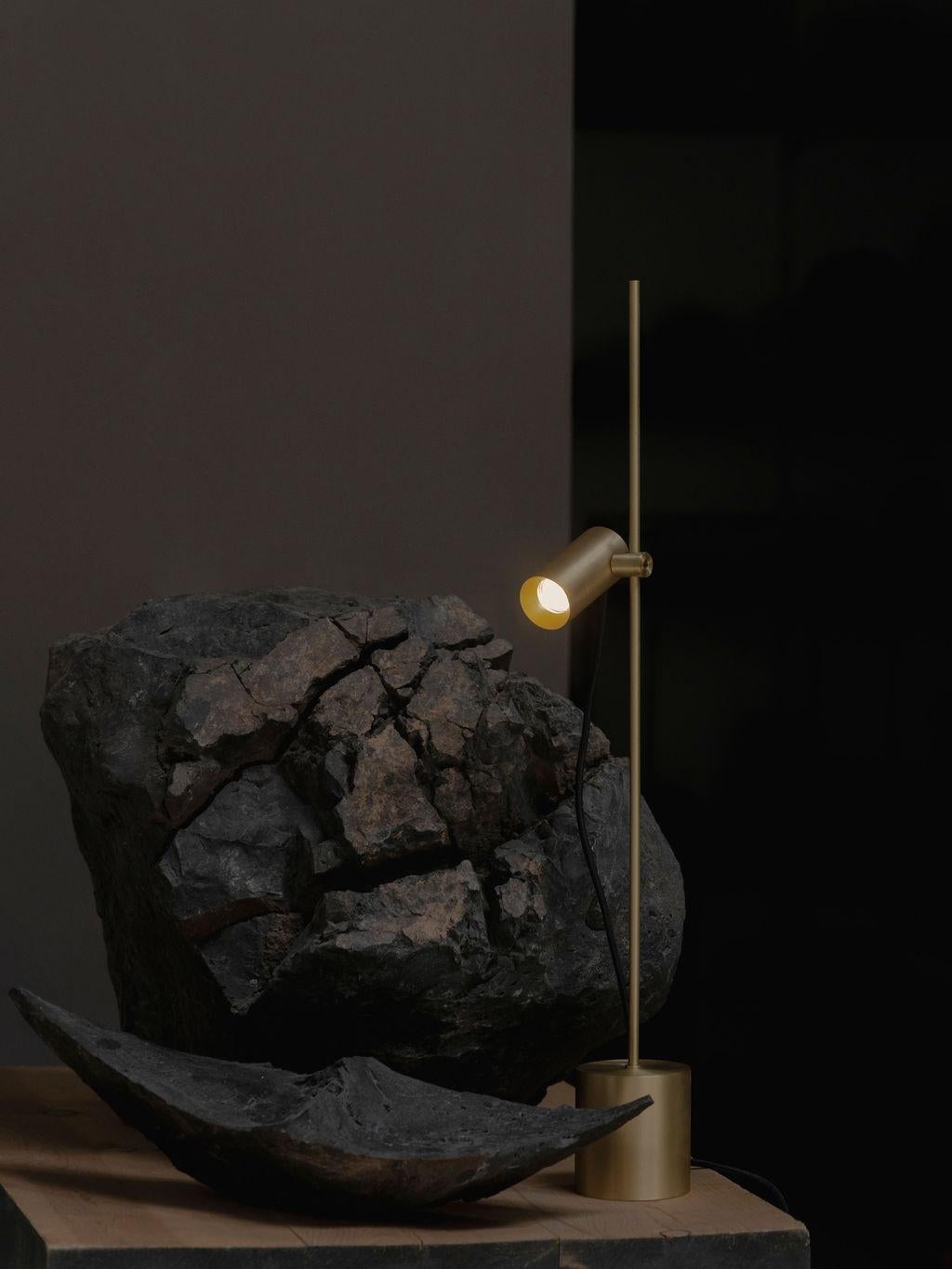 Lampe de table Olivia en laiton brossé par Nuumbra
Dimensions : Ø 9 x H 69,5 cm : Ø 9 x H 69,5 cm. 
Matériaux : Laiton.

Disponible en laiton brossé ou vieilli. Les prix peuvent varier. Toutes nos lampes peuvent être câblées en fonction de chaque