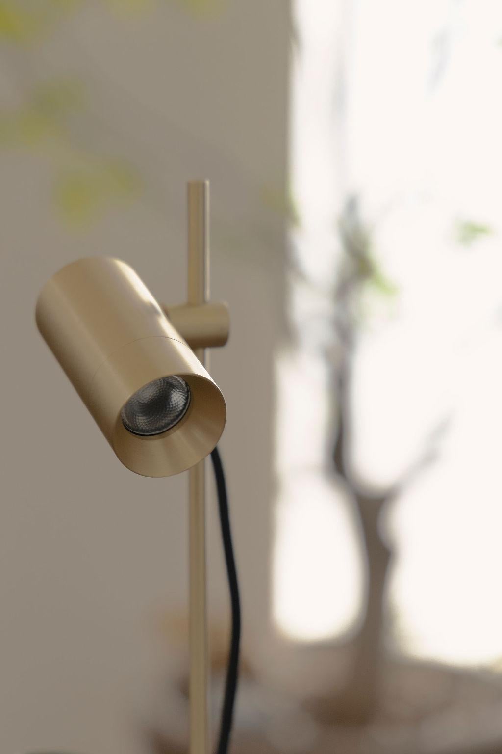 Moderne Lampe de table Olivia en laiton brossé par Nuumbra en vente