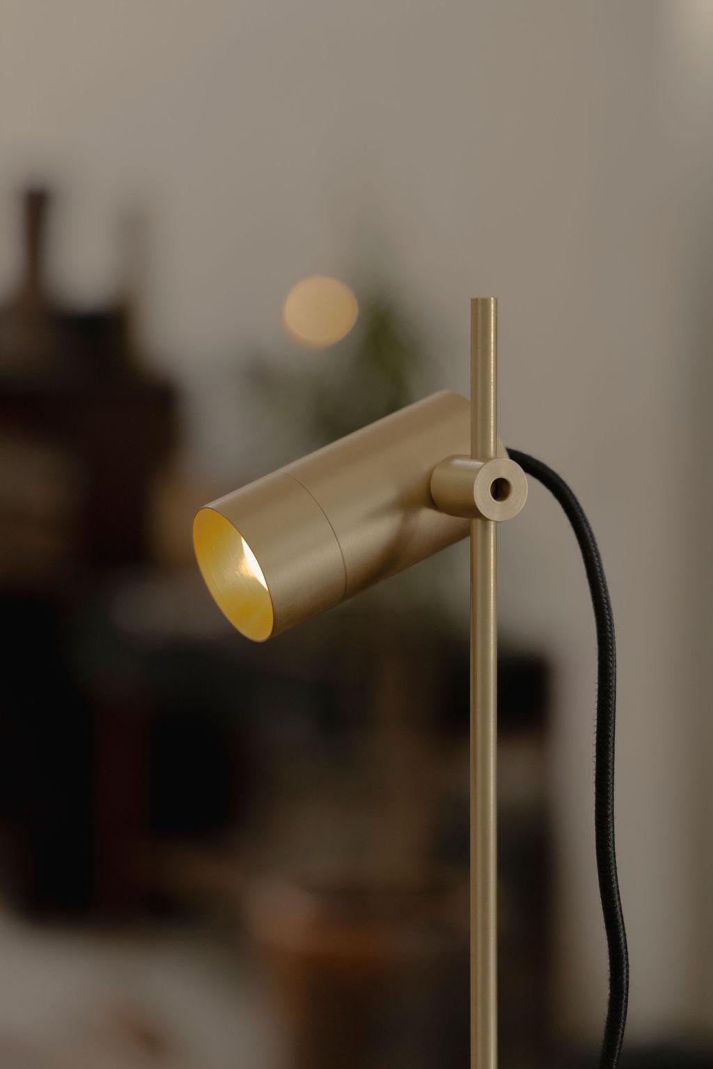 Mexicain Lampe de table Olivia en laiton brossé par Nuumbra en vente