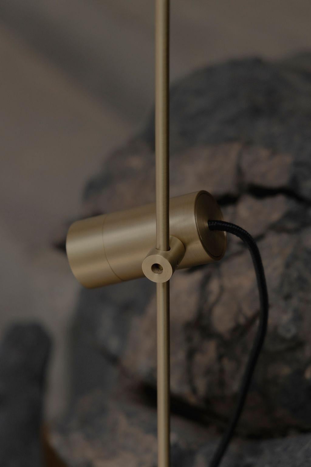 Autre Lampe de table Olivia en laiton brossé par Nuumbra en vente