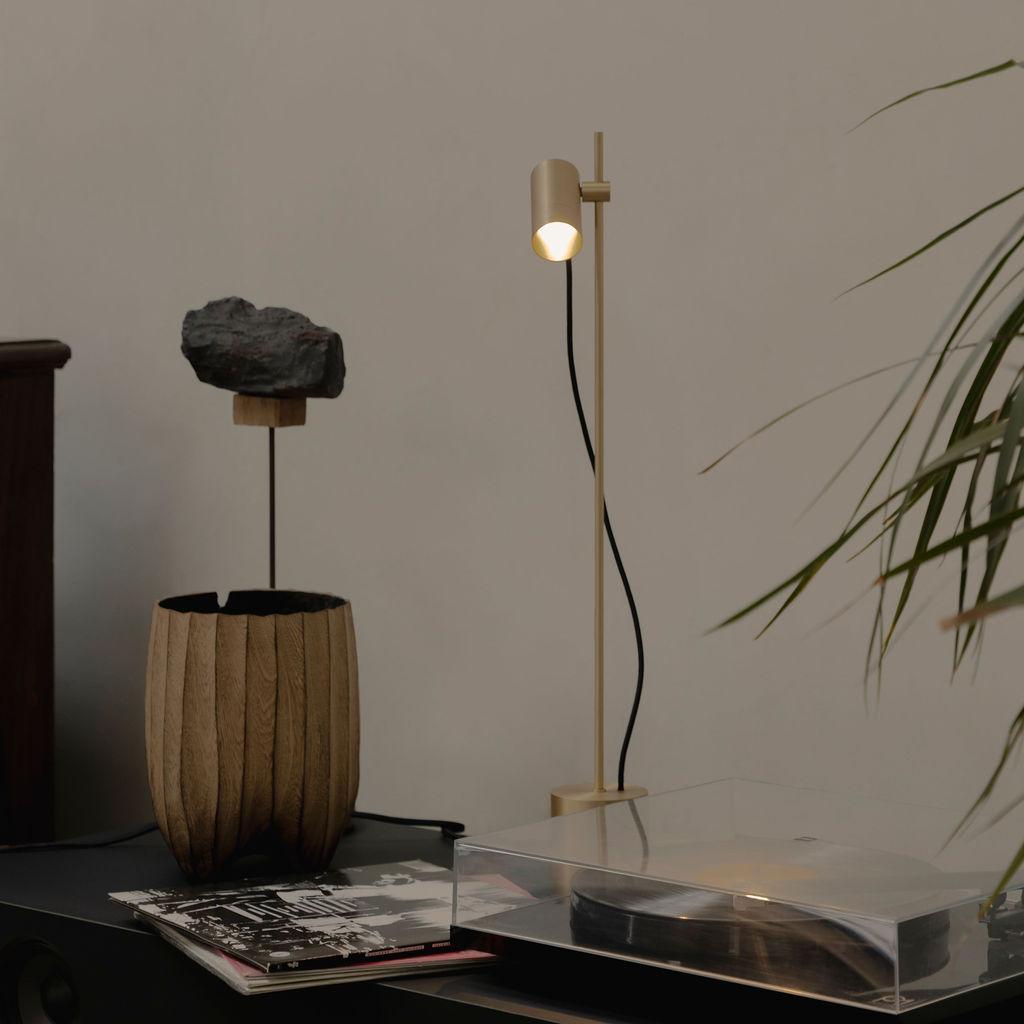 Lampe de table Olivia en laiton brossé par Nuumbra Neuf - En vente à Geneve, CH
