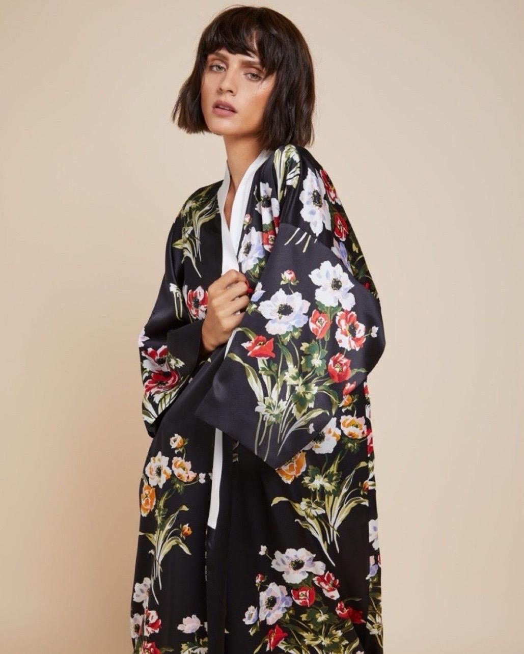 OLIVIA VON HALLE Bata de seda negra con estampado floral Kimono OS en venta 6