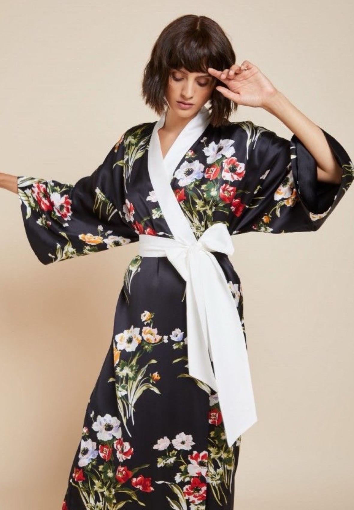 OLIVIA VON HALLE Bata de seda negra con estampado floral Kimono OS en venta 7