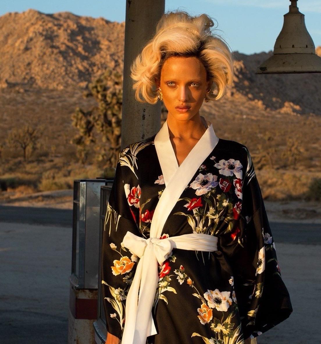 OLIVIA VON HALLE Bata de seda negra con estampado floral Kimono OS en venta 8