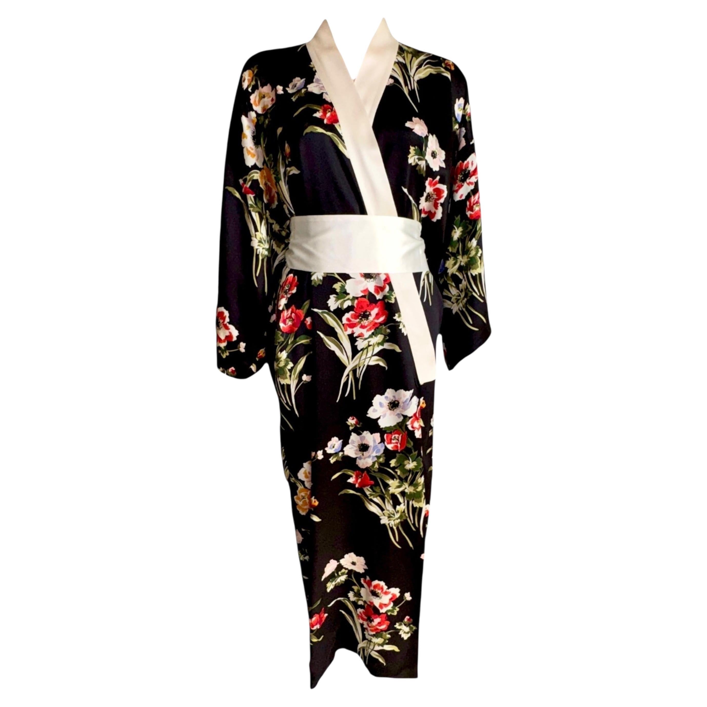 La bata de Olivia von Halle está confeccionada en suave satén de seda con una silueta inspirada en el kimono. Está estampada por todas partes con un delicado diseño de flores. Presenta amplias mangas de kimono. Póntelo mientras holgazaneas por casa