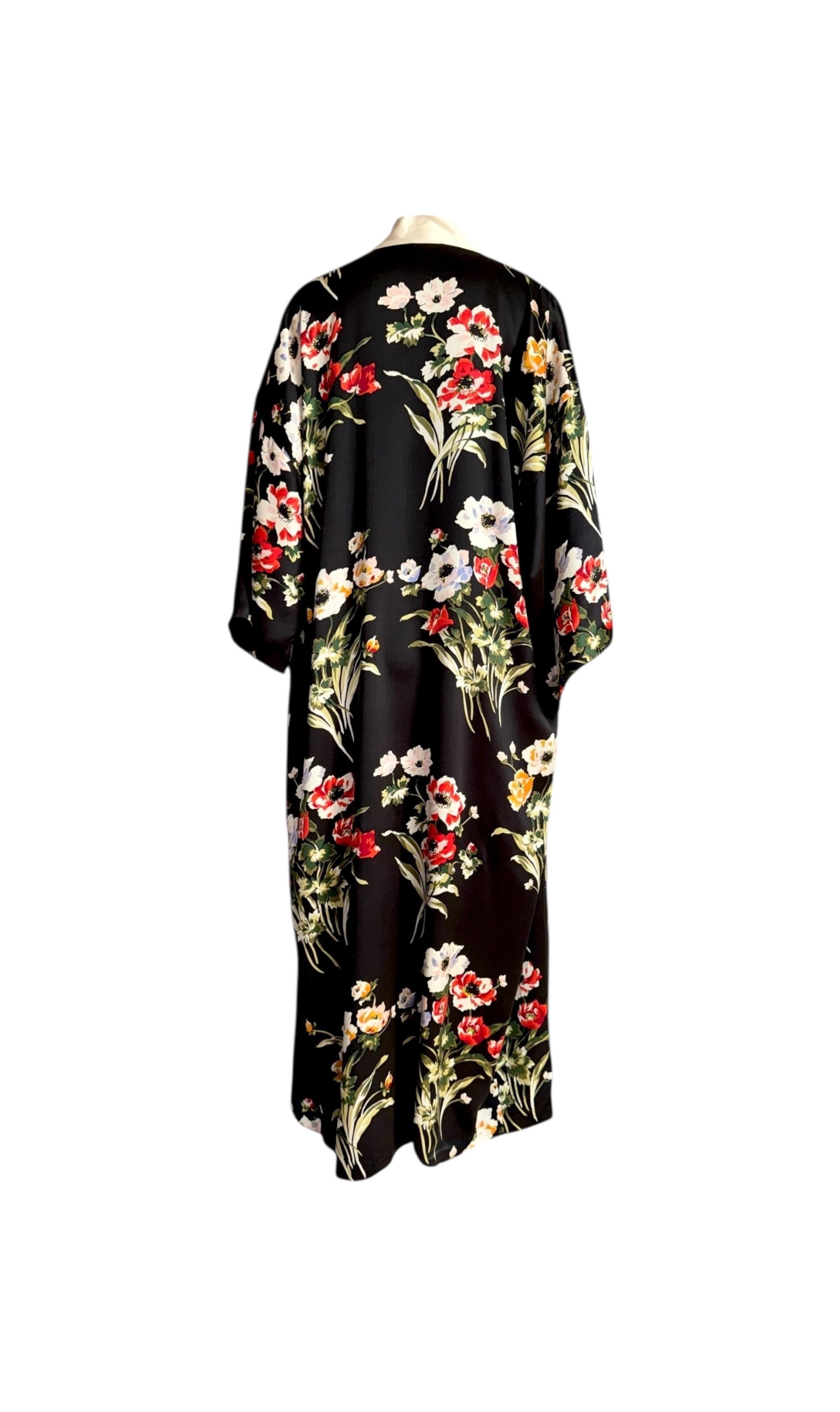 OLIVIA VON HALLE Bata de seda negra con estampado floral Kimono OS Negro en venta