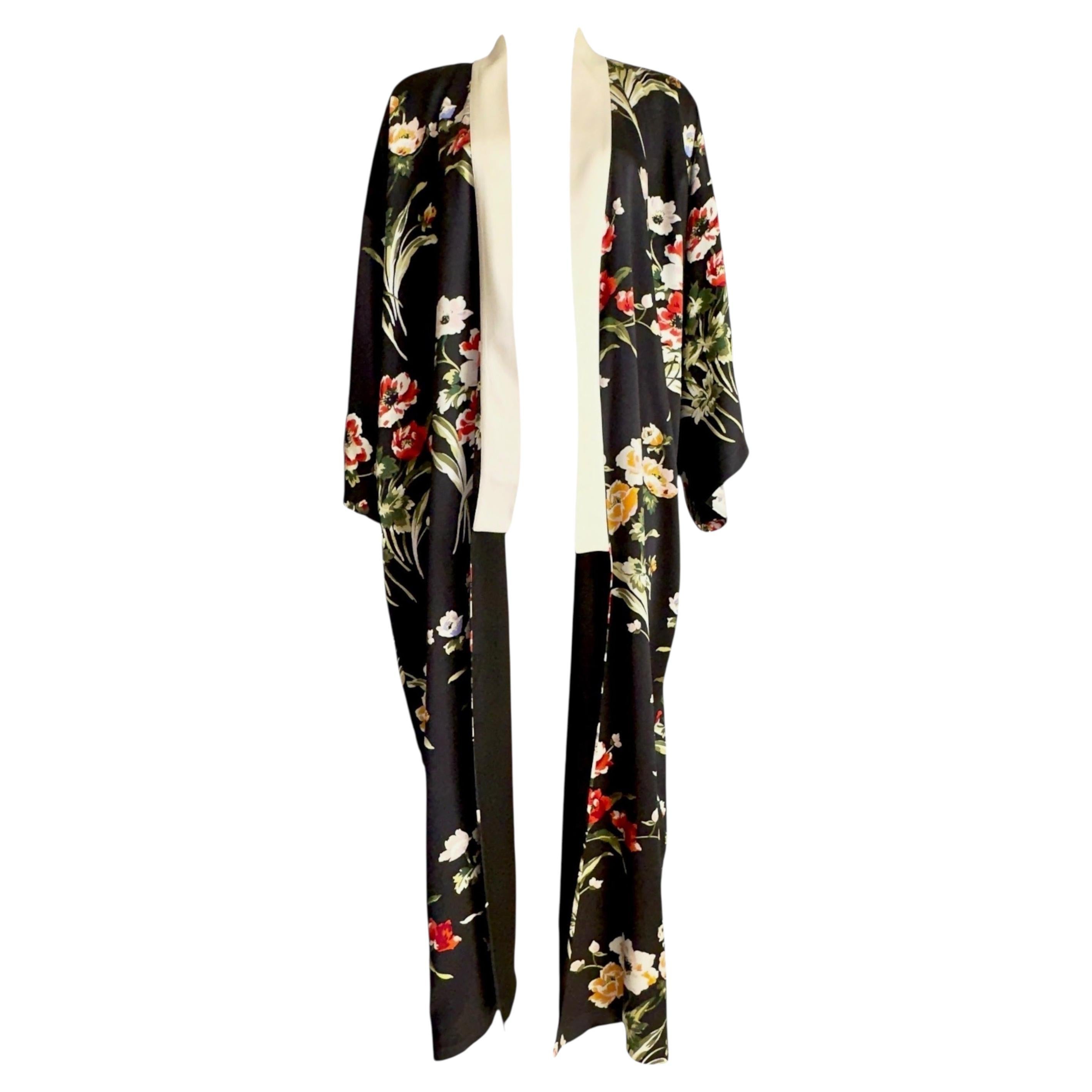 OLIVIA VON HALLE Bata de seda negra con estampado floral Kimono OS