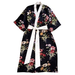 OLIVIA VON HALLE Bata de seda negra con estampado floral Kimono OS