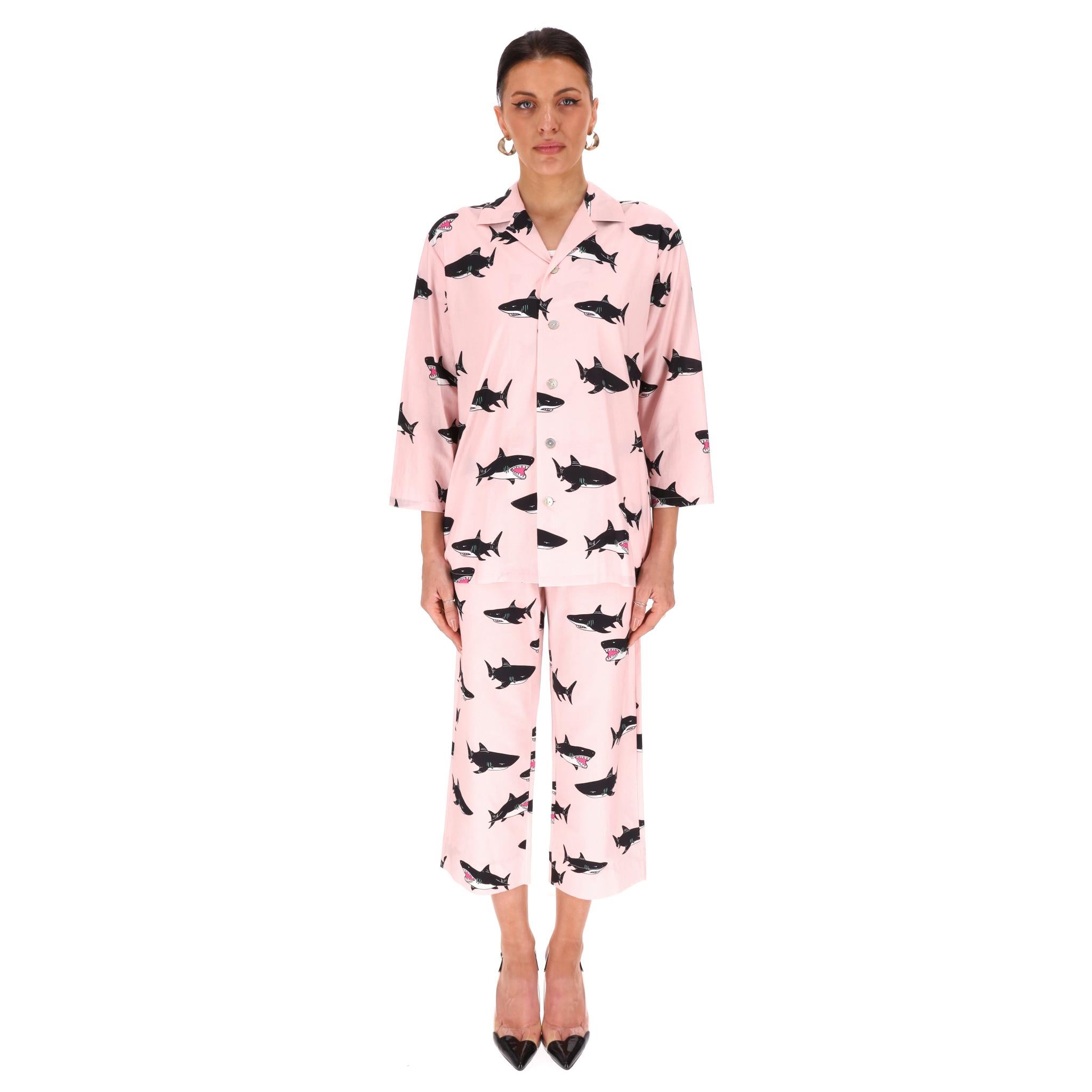 New Hall - Pigiama in cotone e seta con stampa a squalo di Olivia Von Halle

Set pigiama 'Casablanca Attina' in rosa chiaro con stampa di squali neri all-over.

Caratterizzato da gamba stretta, risvolti dentellati e chiusura centrale con