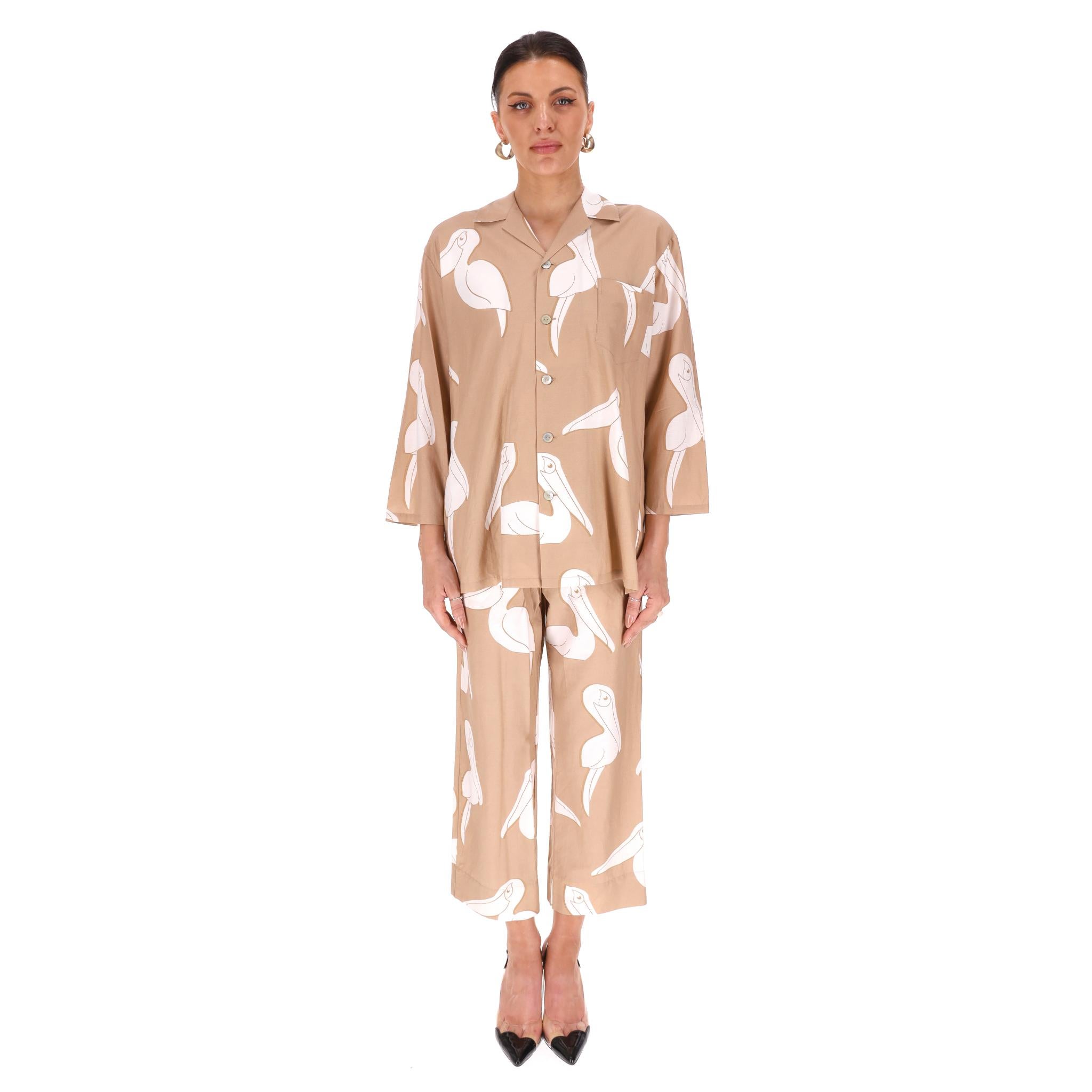 New Hall - Pigiama in cotone e seta con stampa di pellicani di Olivia Von Halle

Set pigiama 'Casablanca Zizo' in beige con stampa di uccelli bianchi all-over.

Caratterizzato da gamba stretta, risvolti dentellati e chiusura centrale con