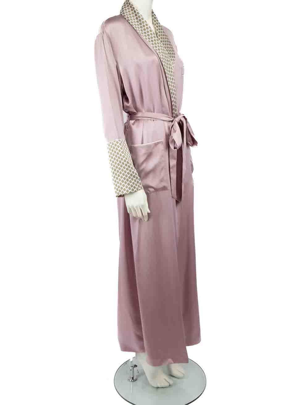 CONDITION is Good. General wear to robe is evident. Moderate signs of wear to the front and back with discoloured marks and small plucks to the weave on this used Olivia Von Halle designer resale item.
 
 Details
 Lilac
 Silk
 Dressing gown
