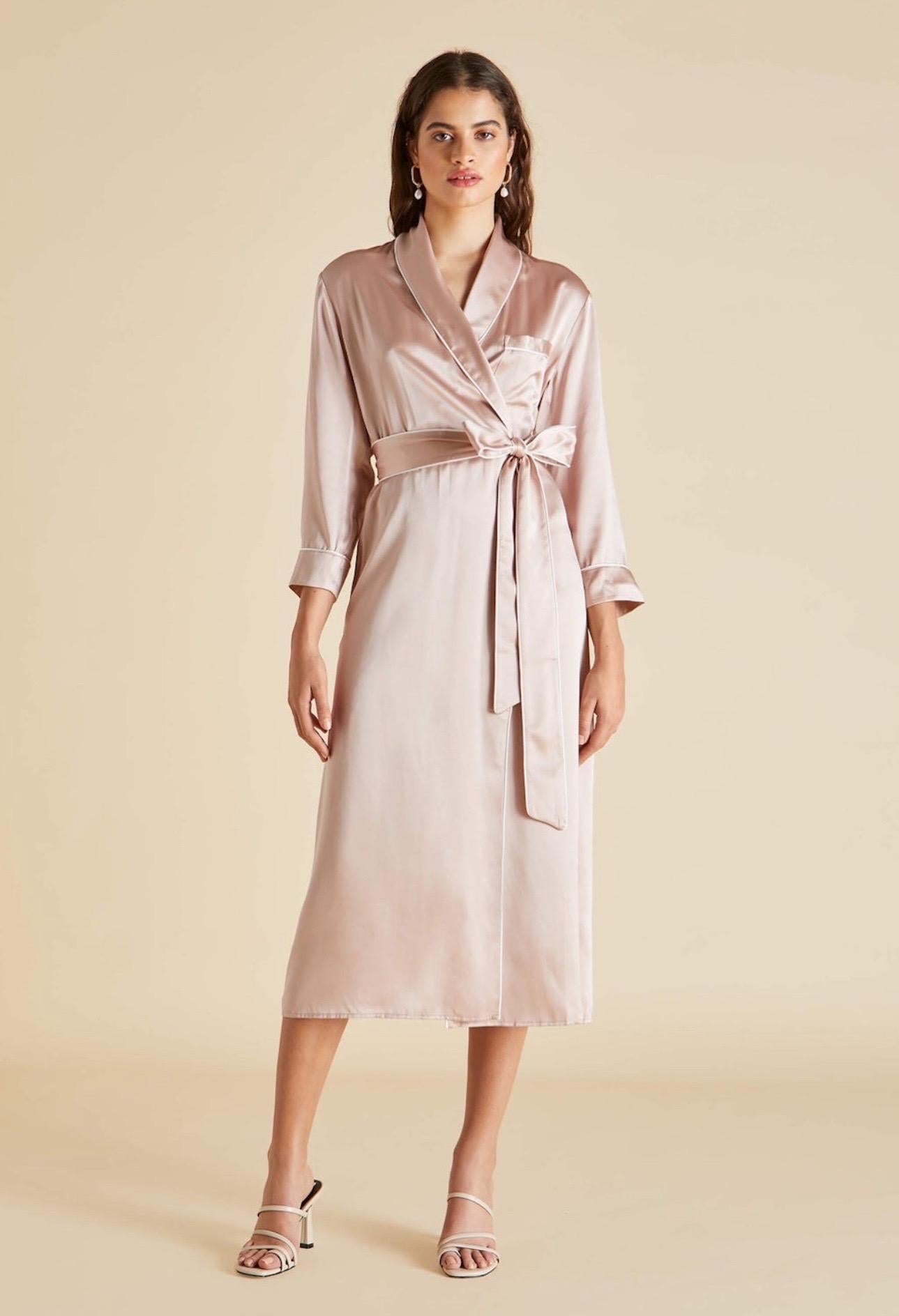 OLIVIA VON HALLE Bata intemporal de seda rosa rubor con cinturón XS/S en venta 4