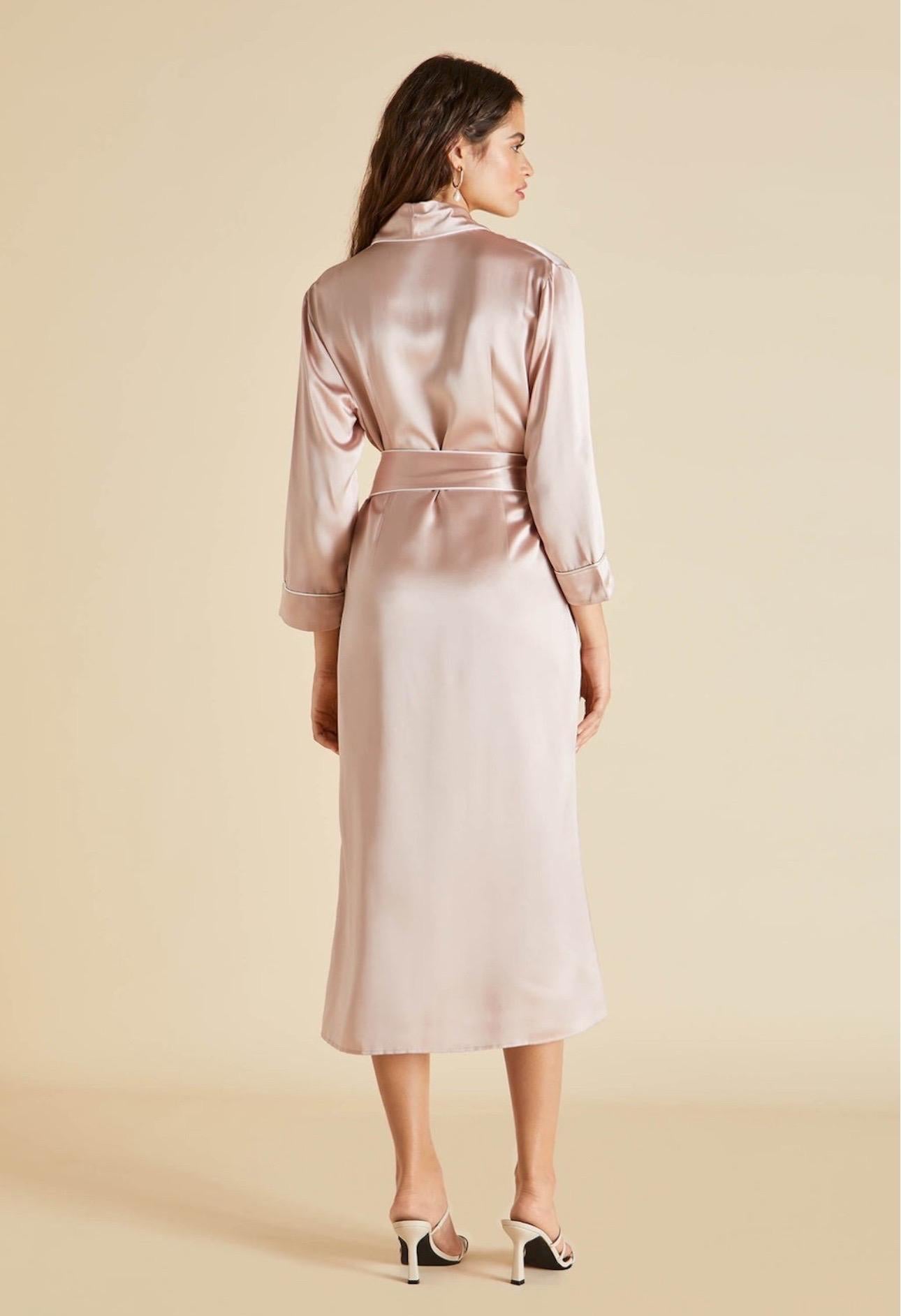 OLIVIA VON HALLE Bata intemporal de seda rosa rubor con cinturón XS/S en venta 5