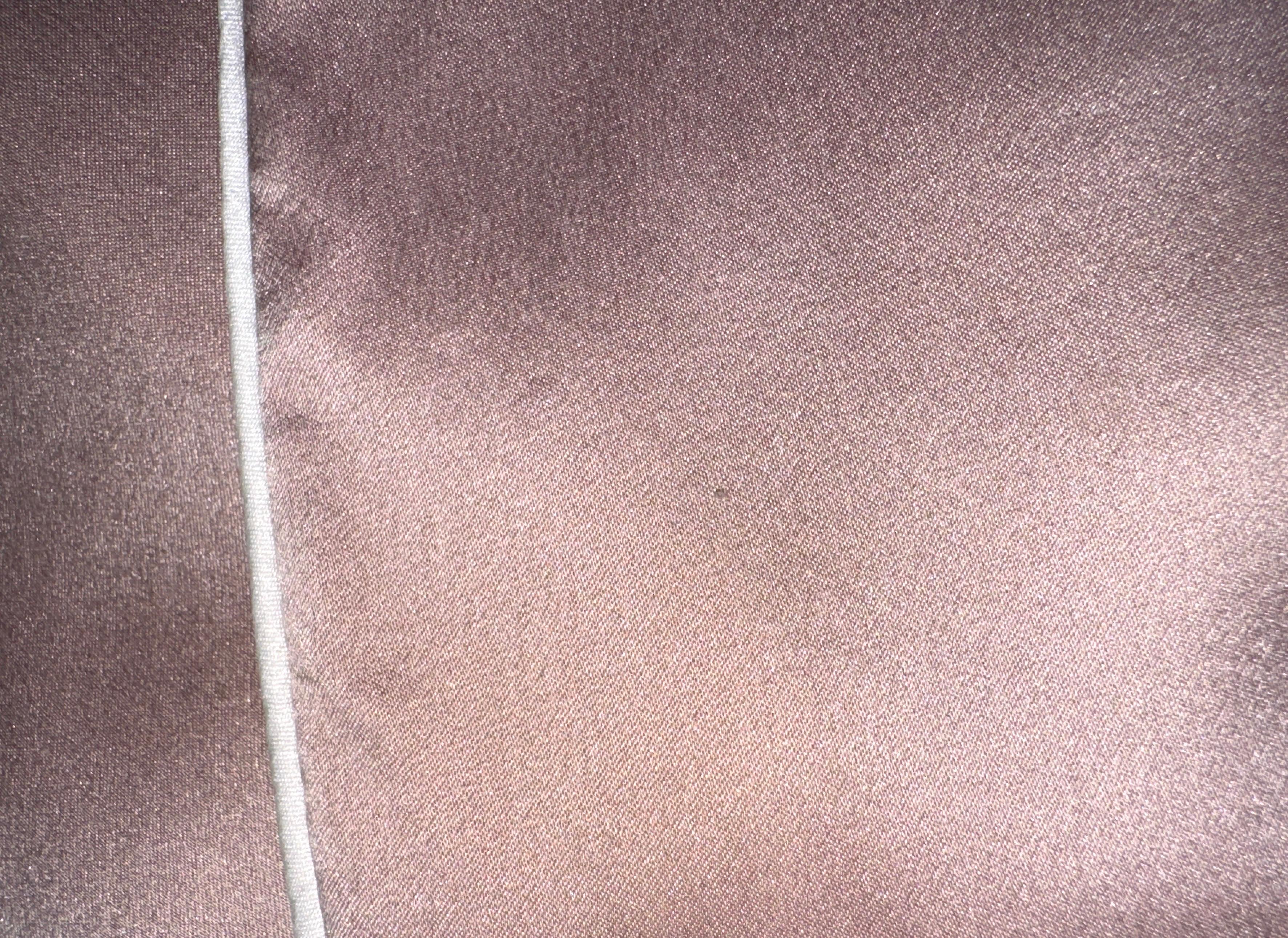 OLIVIA VON HALLE Bata intemporal de seda rosa rubor con cinturón XS/S en venta 1