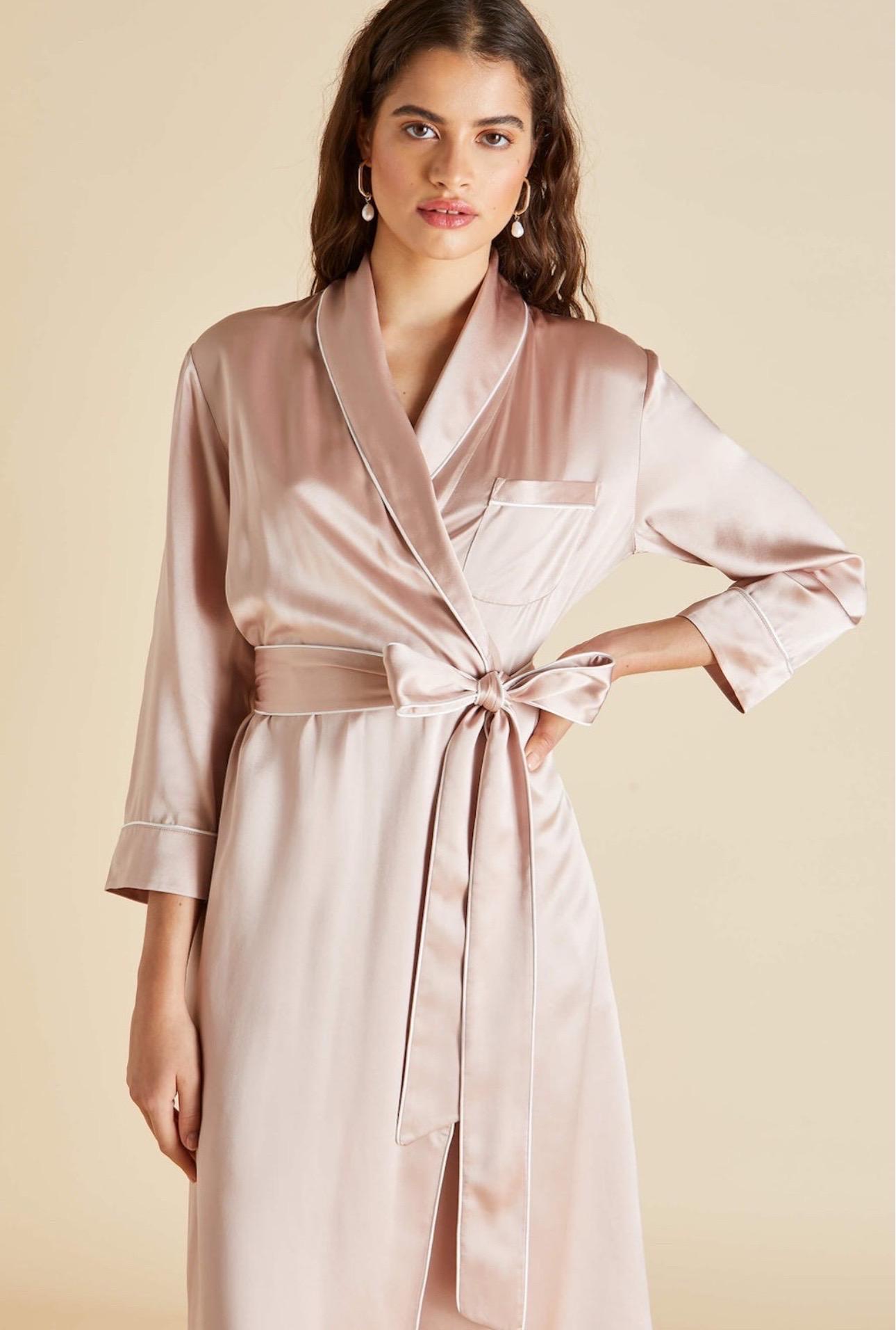 OLIVIA VON HALLE Bata intemporal de seda rosa rubor con cinturón XS/S en venta 3