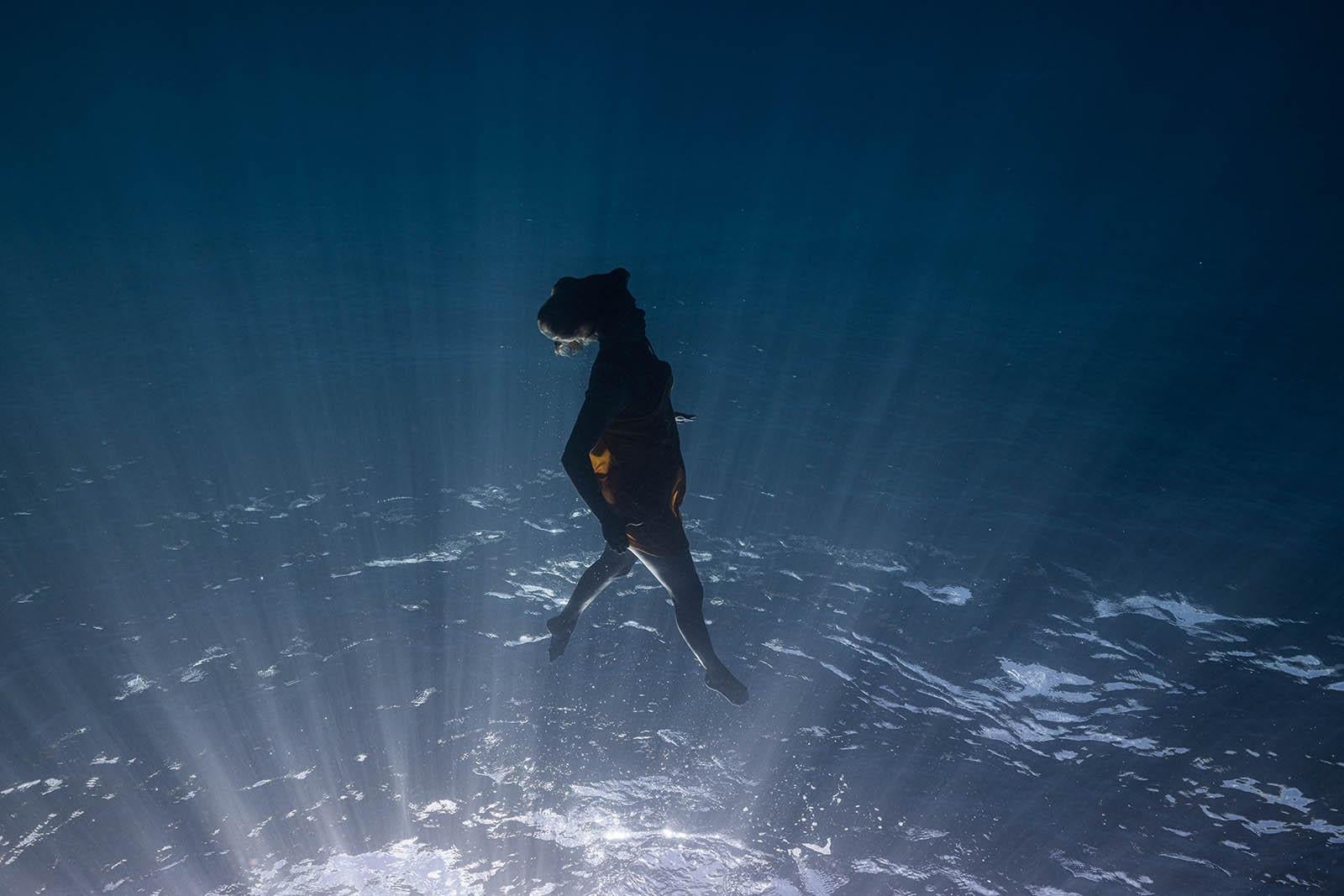 Gravity into the Blue - Impresión Fine Art, Fotografía submarina en color - Color Photograph Azul de Olivier Borde