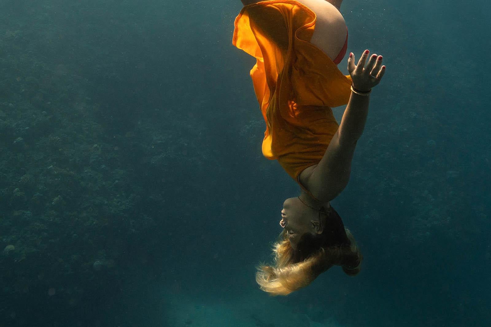 Synchronisiertes Schwimmen im Blau – Kunstdruck, Farbe unter Wasser, großes Foto – Photograph von Olivier Borde
