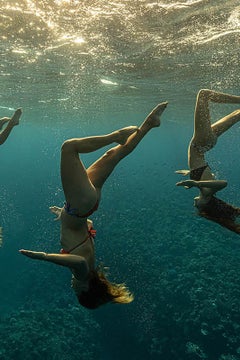 Nage synchronisée dans le bleu - Tirage d'art, Photographie sous-marine en couleurs