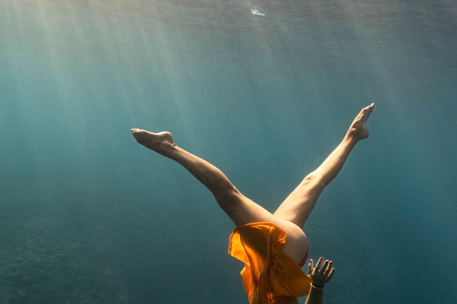 Synchronisiertes Schwimmen im Blau – Kunstdruck, Farbe unter Wasser, großes Foto (Zeitgenössisch), Photograph, von Olivier Borde