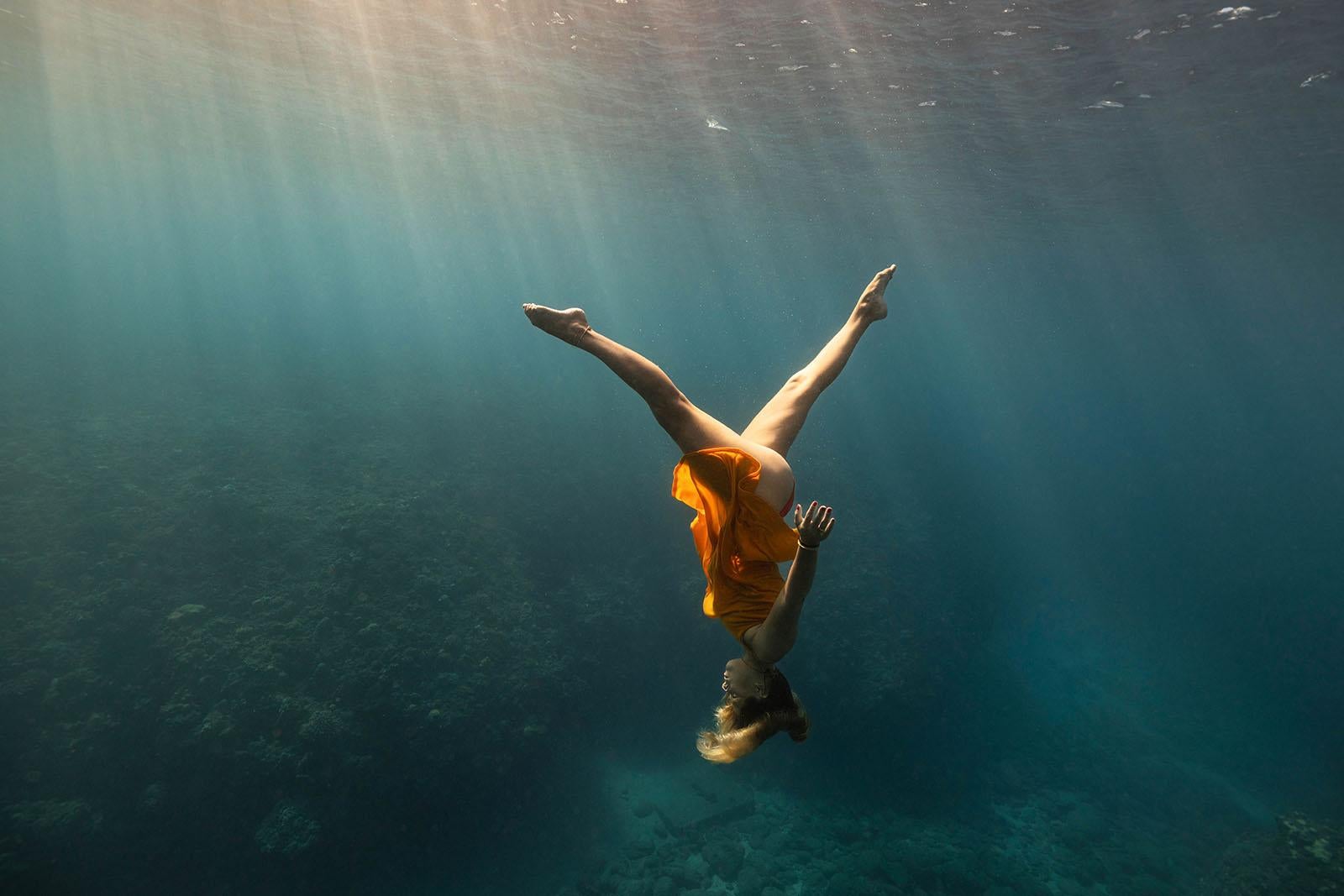 Olivier Borde Color Photograph – Synchronisiertes Schwimmen im Blau – Kunstdruck, Farbe unter Wasser, großes Foto