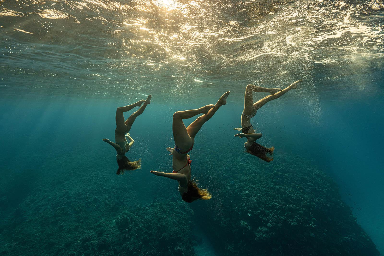 Synchronisiertes Schwimmen im Blau – Kunstdruck, Farb unterwasserfotografie