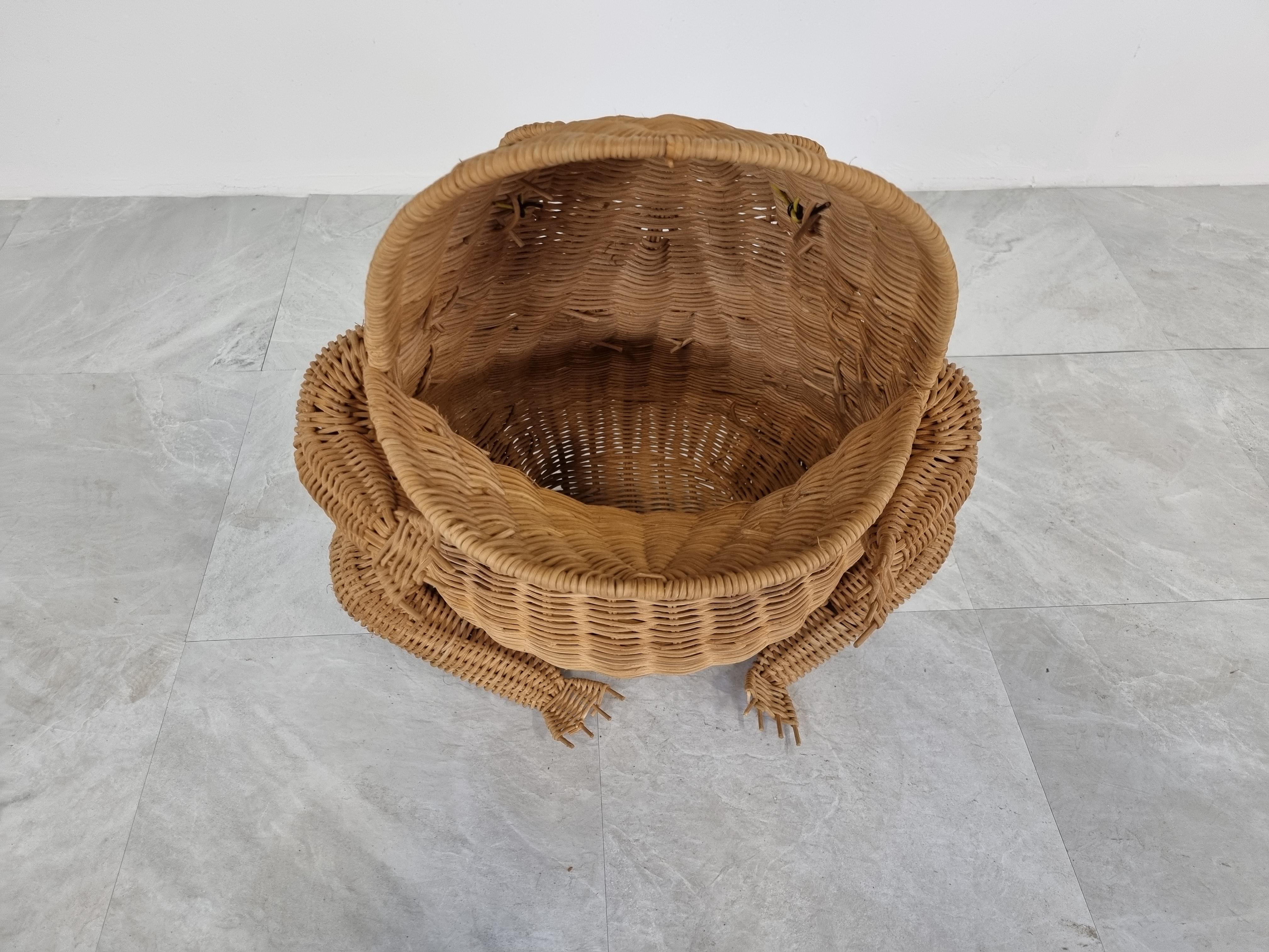 Fun mid century frog wicker magazine holder or basket by Olivier Cajan.

Cute little decorative pieces from the 1960s 

Good condition

1960s - France

Dimensions:
Height: 45cm/17.71
