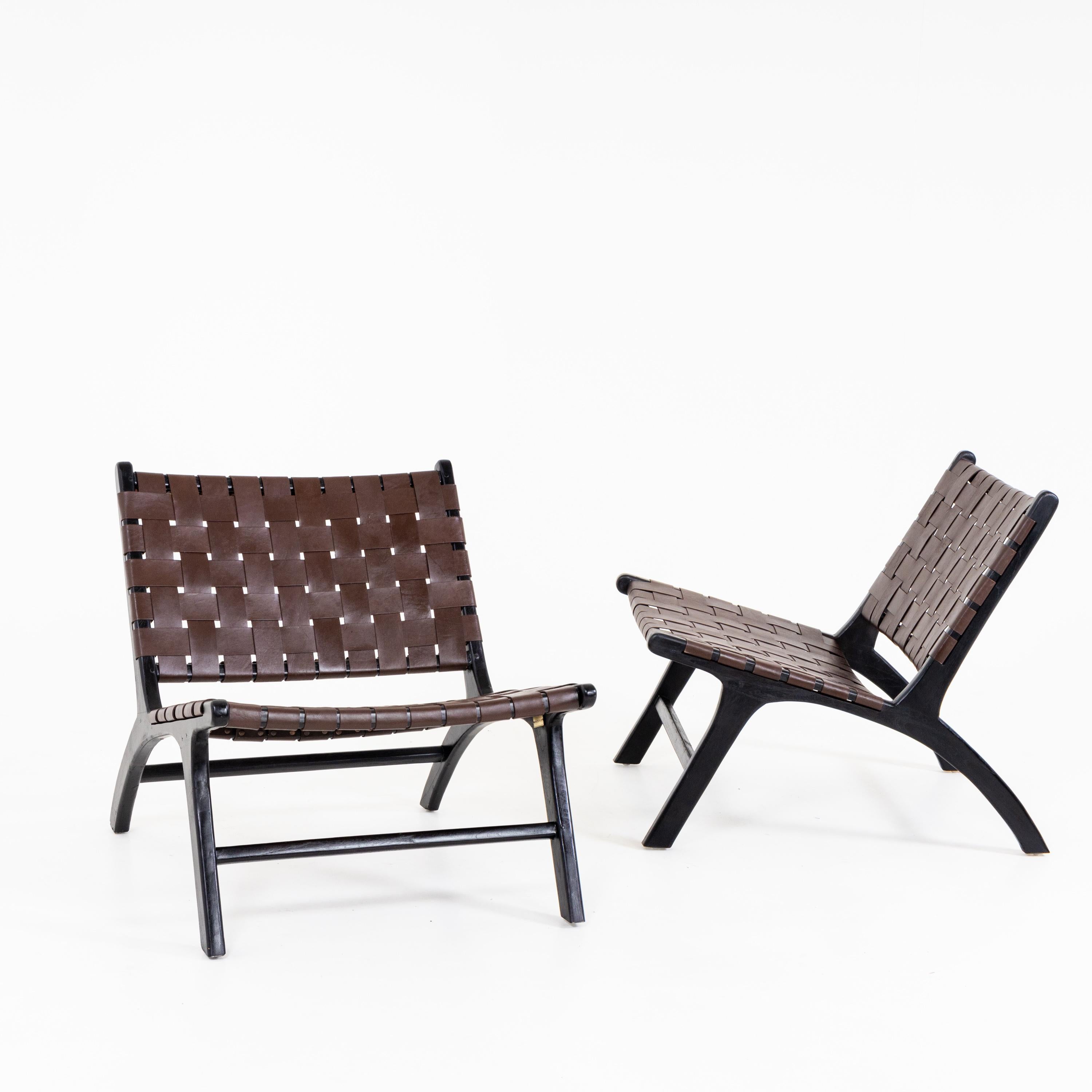 Pair lounge chairs by Olivier de Schrijver (Belgium *1958) with woven leather cover on dark stained wooden frame.