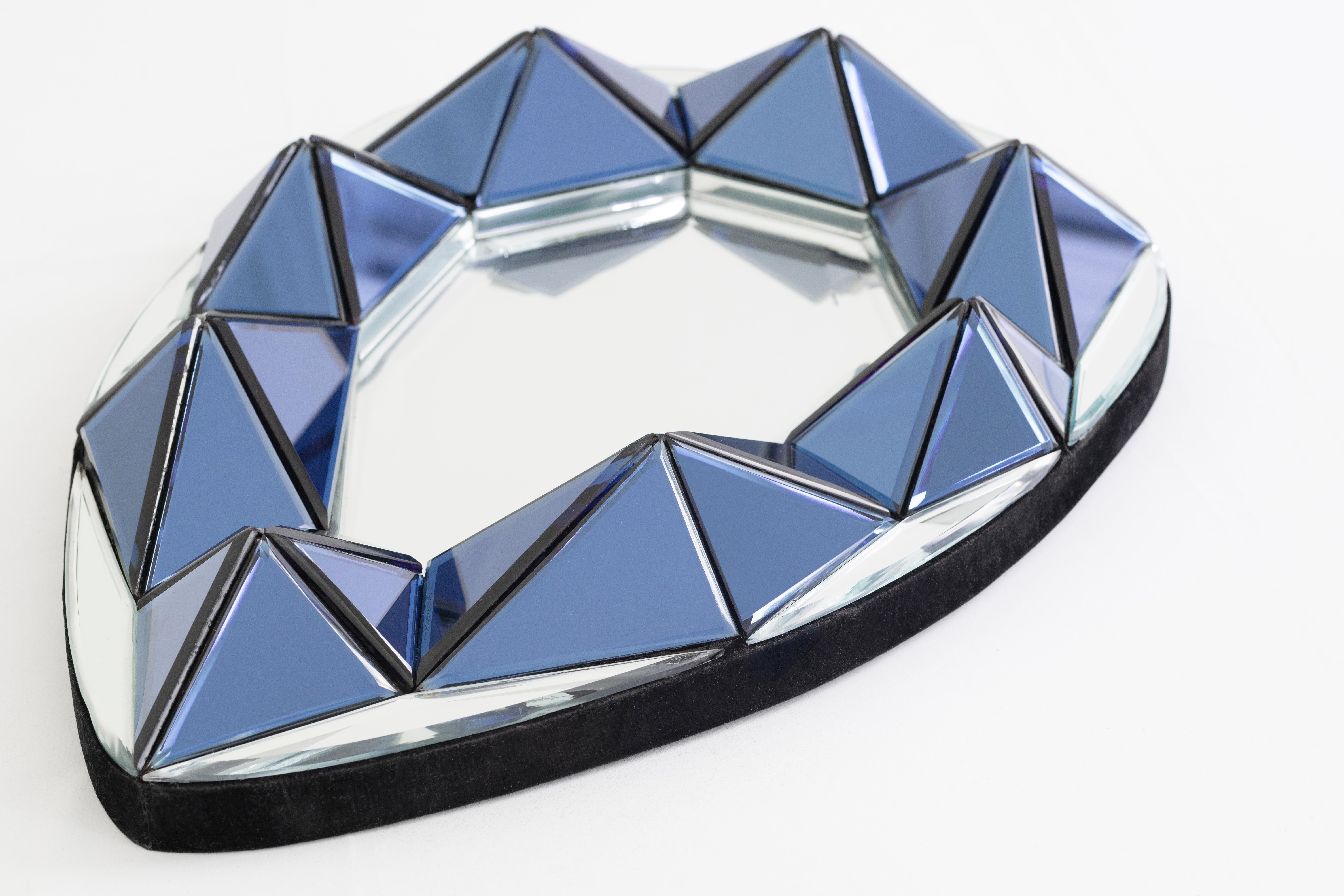 Signiert von Olivier De Schrijver - Blauer Reliefspiegel in Teardrop-Form Contemporary (21. Jahrhundert und zeitgenössisch) im Angebot