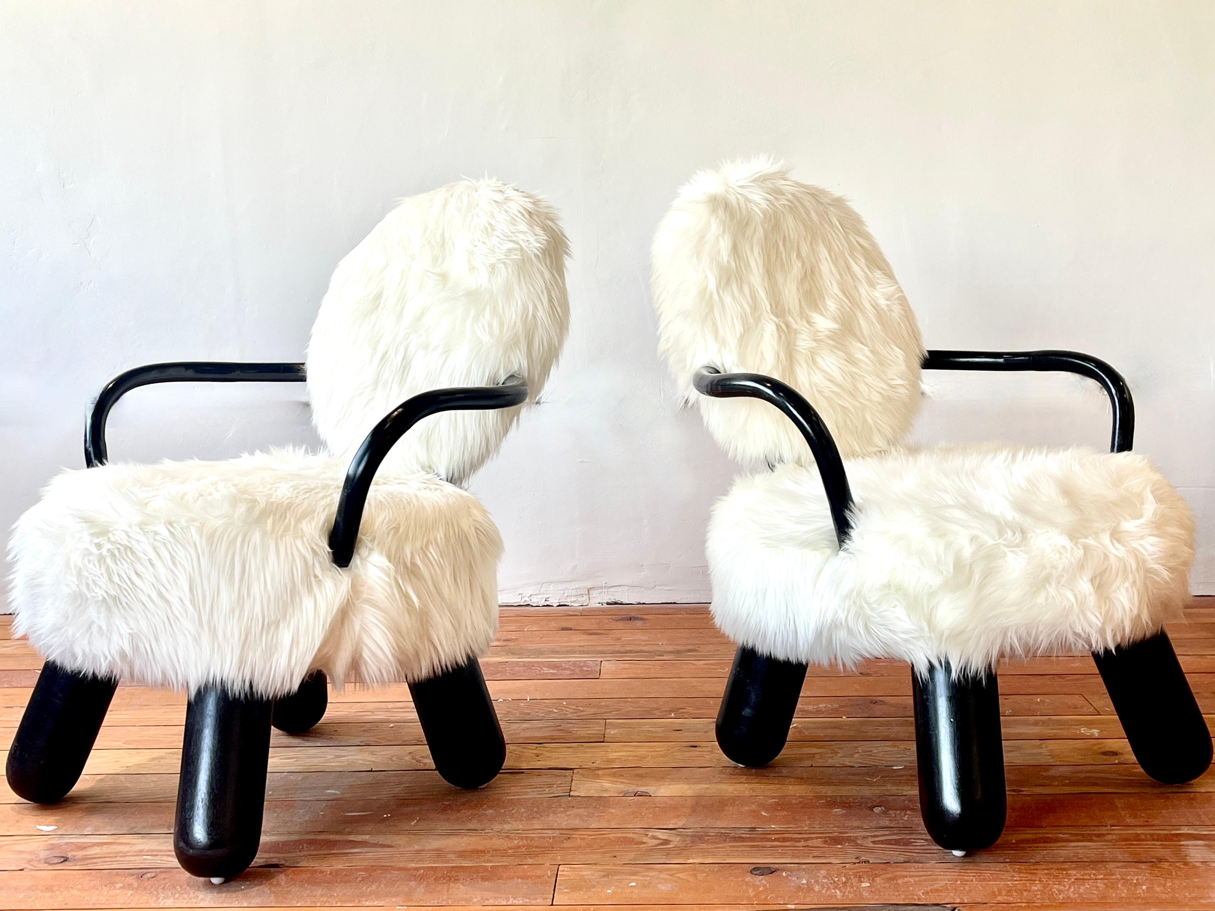 Superbe paire de chaises du designer Olivier De Schrijver 
Pieds épais en bois de teck avec des bras courbes teintés d'ébène 
Rembourré en fausse peau de mouton.
  