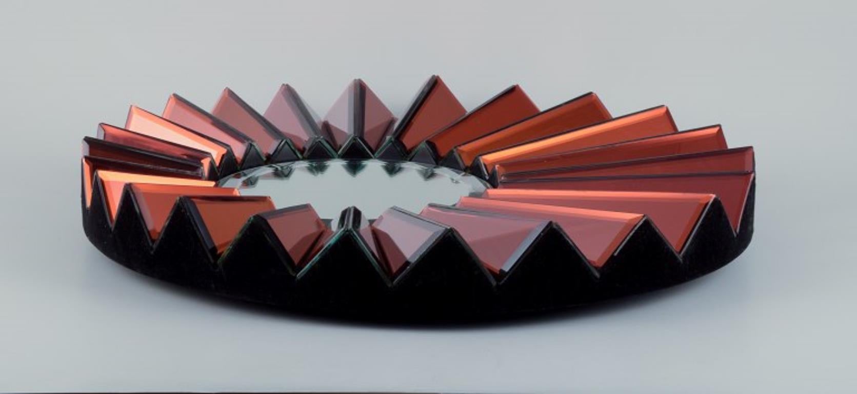Olivier de Schrijver, designer français. Miroir mural futuriste 