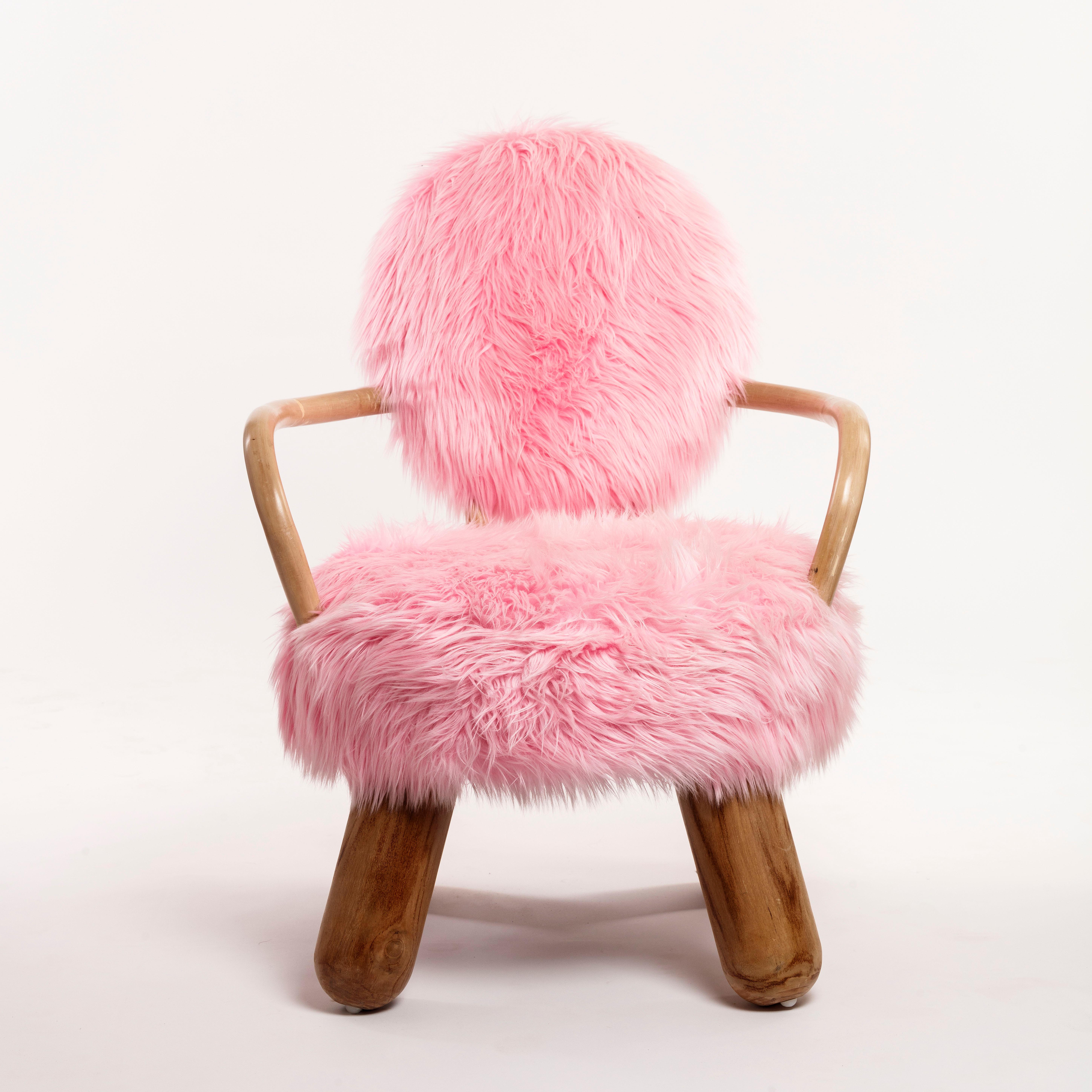 These rare exceptionally impressive handmade chairs designed by Olivier de Schrijver (born 1958 in Congo) combine, with a unique style, an original and spectatular elegance to a comfy coziness.

Flirting subtly and gently with eccentricity while