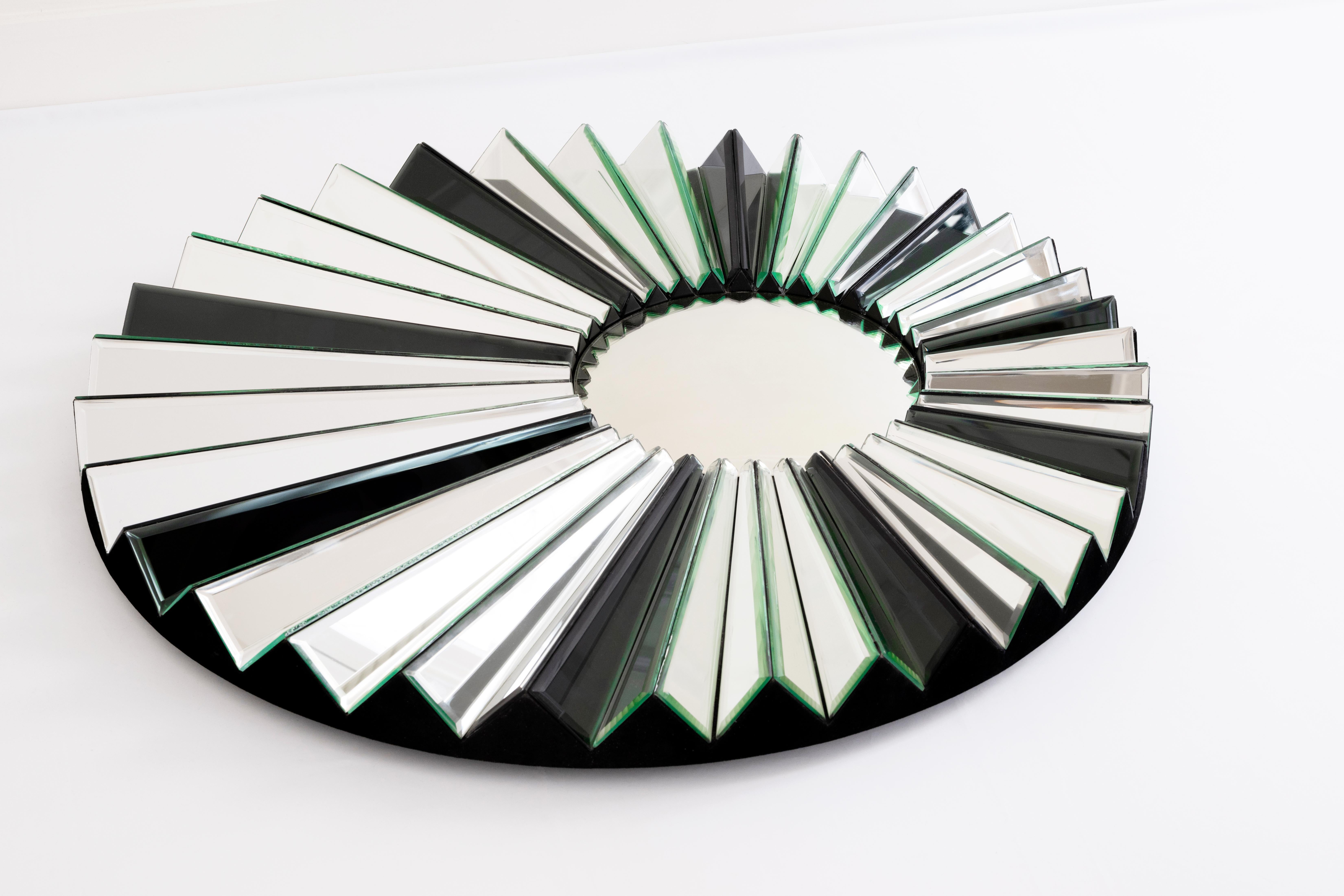 Este espejo en relieve radiante 