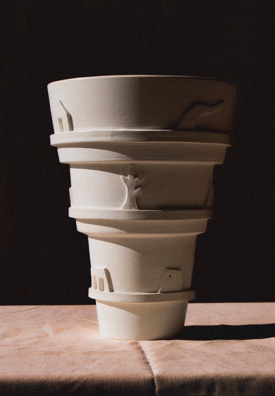 
Olivier Gagnère, Vaso a bassorilievo, 1989.

Modello creato per la Galerie Maeght e pubblicato in edizione limitata.
Realizzato in terracotta patinata bianca.

PROVENIENZA:
Galerie Maeght.
Collezione privata francese.

MOSTRE:

- Olivier Gagnère :