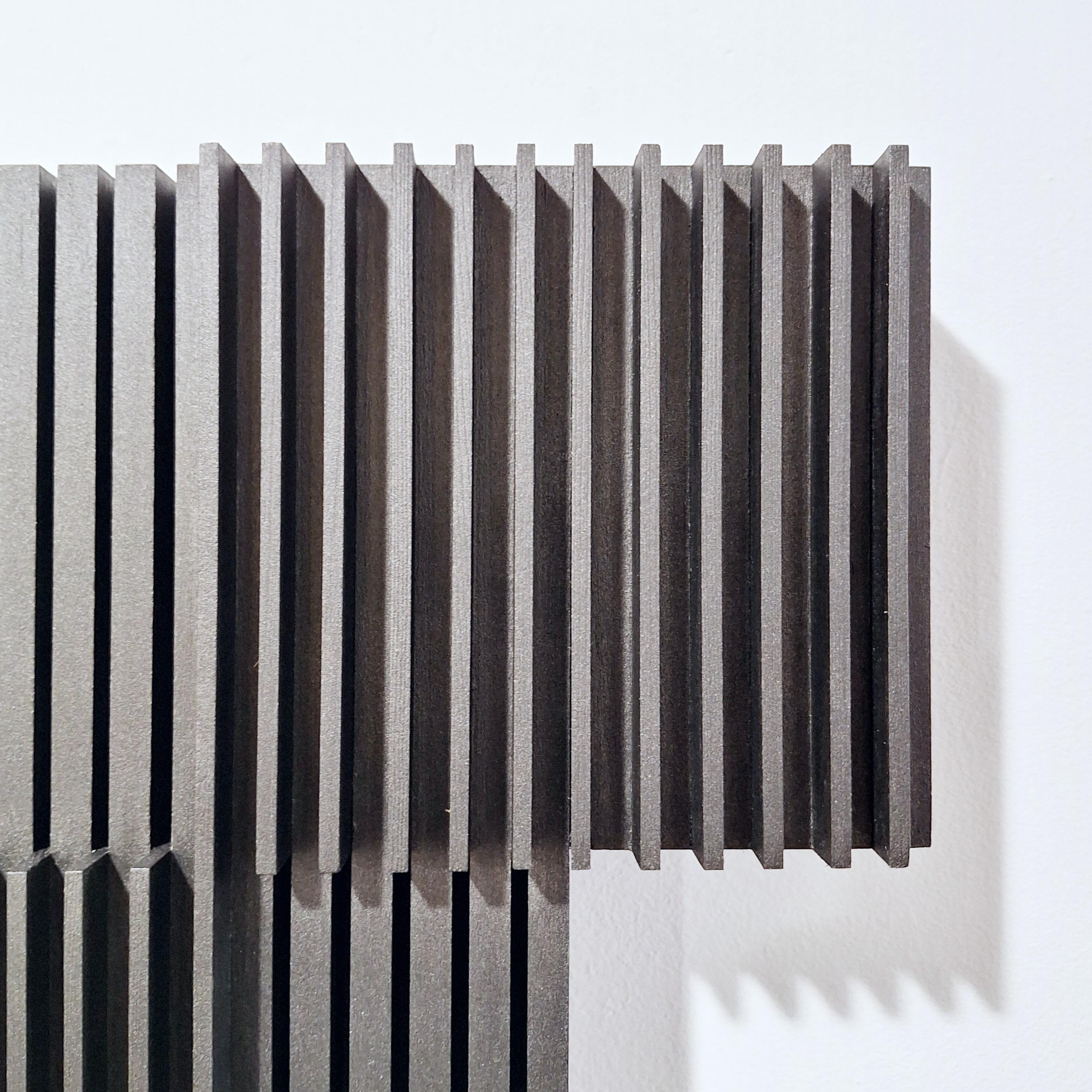 Carré vertical I è uno degli ultimi rilievi di scultura moderna contemporanea di medie dimensioni dell'artista franco-olandese Olivier Julia. Il rilievo è realizzato con decine di pezzi di legno tagliati, levigati e assemblati verticalmente. La