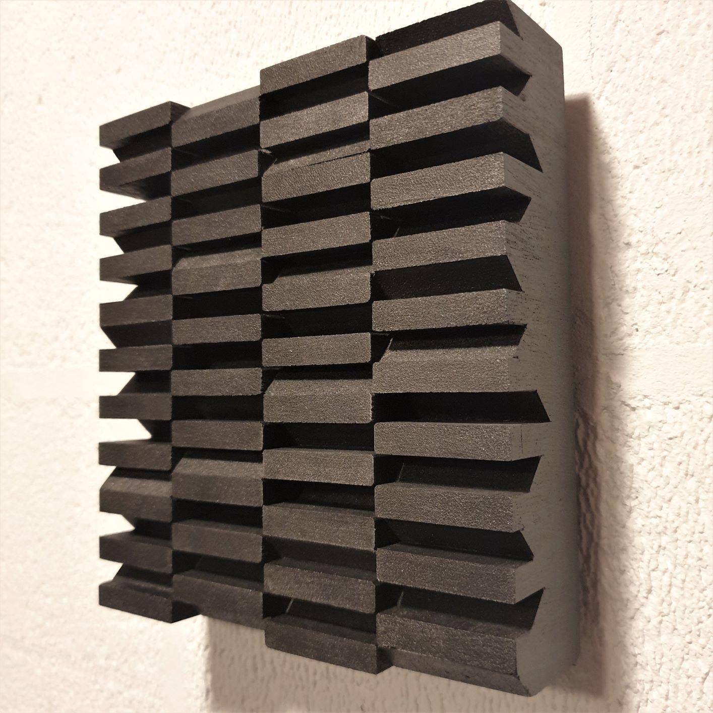 Intervalle IV 8/25 gehört zu einer Serie von ursprünglich vier verschiedenen, kleinformatigen Reliefs moderner, zeitgenössischer Skulpturen und Gemälde des französisch-niederländischen Künstlers Olivier Julia.

Das Werk selbst besteht aus einer