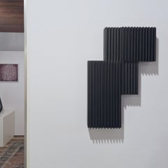 Zeitgenössische moderne graue schwarze Malerei Skulptur Relief Carré vertikal I