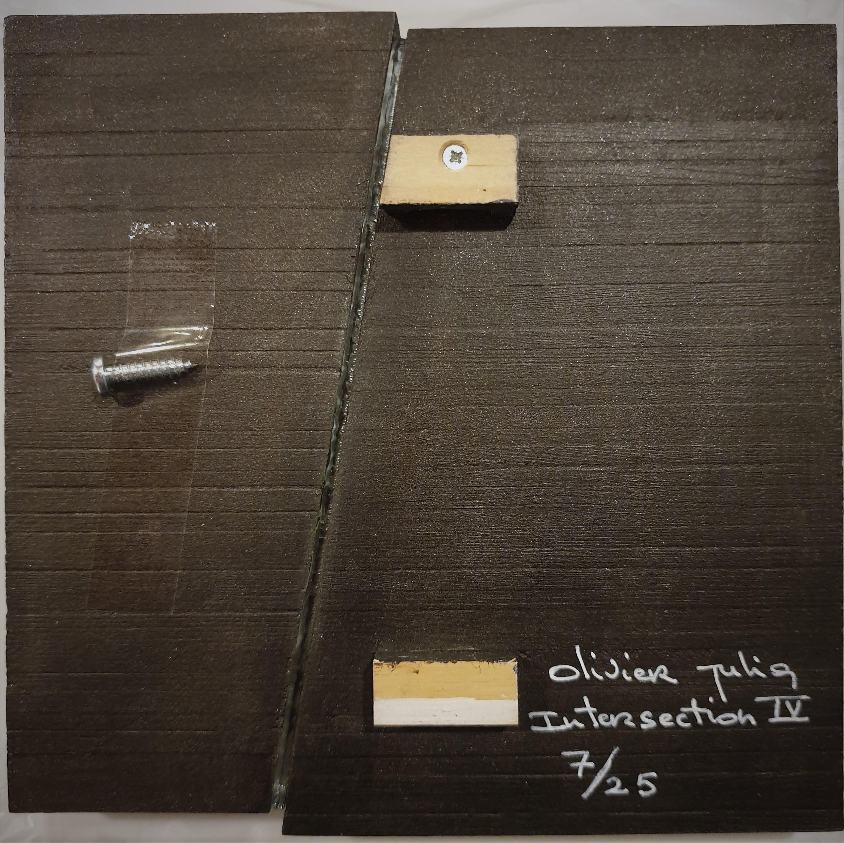Intersection IV no. 7/25 is one of a series of four different small size contemporary modern sculpture painting reliefs by French-Dutch artist Olivier Julia. This relief is made from wood, fiberboard, a small strip of glass and it is finished with a