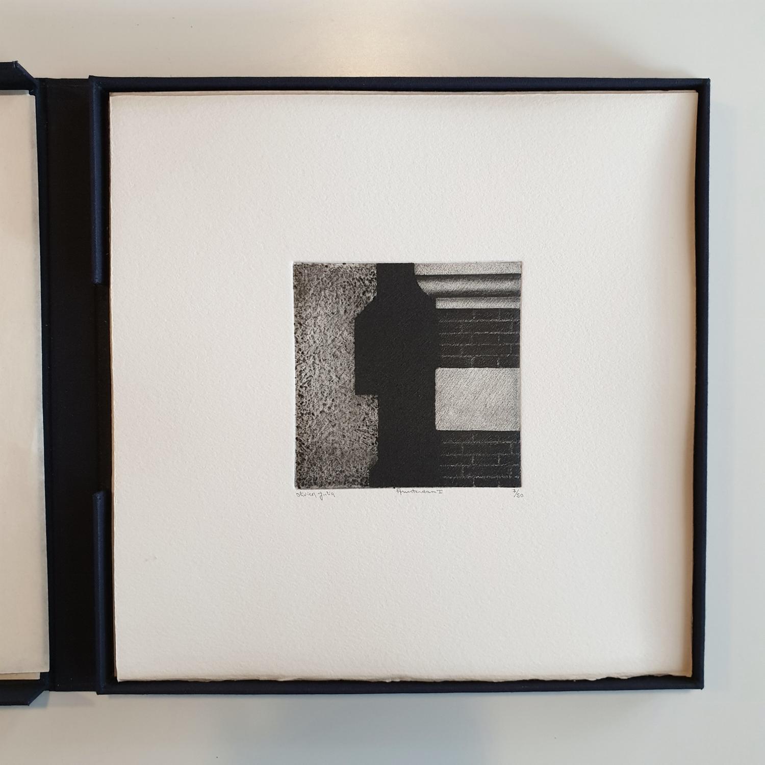 Amsterdam  Boîte de collection 3/50 avec dix impressions aquatintes à l'eau-forte en noir et blanc  - Minimaliste Print par Olivier Julia