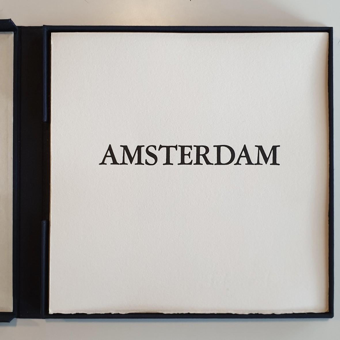 Amsterdam I ed 28/50 - gravure à l'aquatinte en noir et blanc encadrée d'un verre de musée en vente 2