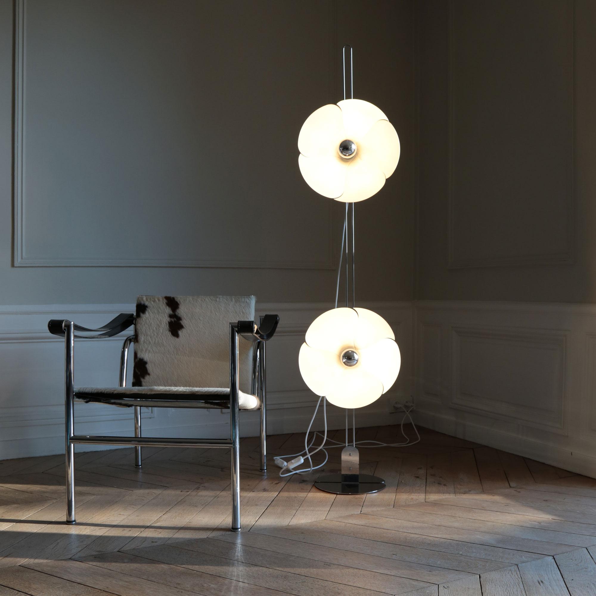 The standing flower designed by Olivier Mourgue for Disderot, 1968. This standing flower lamp with reflecting bulbs and 2 bent petals has flowers positioned on a chrome wire with a round divided base.
Pascal and Olivier Mourgue are two French