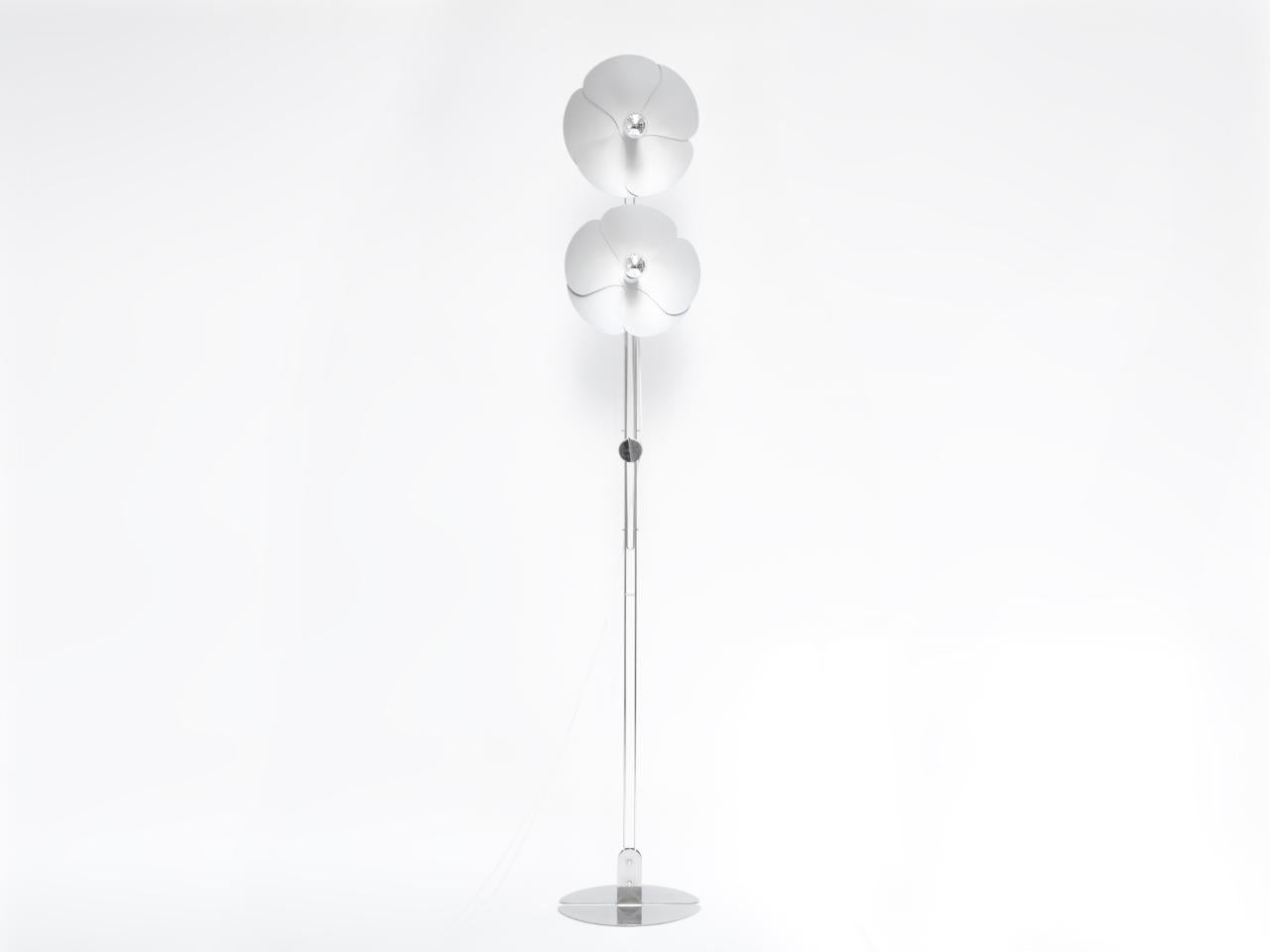 En 1967, Olivier Mourgue a inventé un dispositif d'éclairage en forme de fleur, composé de pétales d'aluminium fixés sur deux fils de métal chromé, pour les appliques, les plafonniers et les lampadaires.
Il a utilisé cette ampoule à culot argenté,