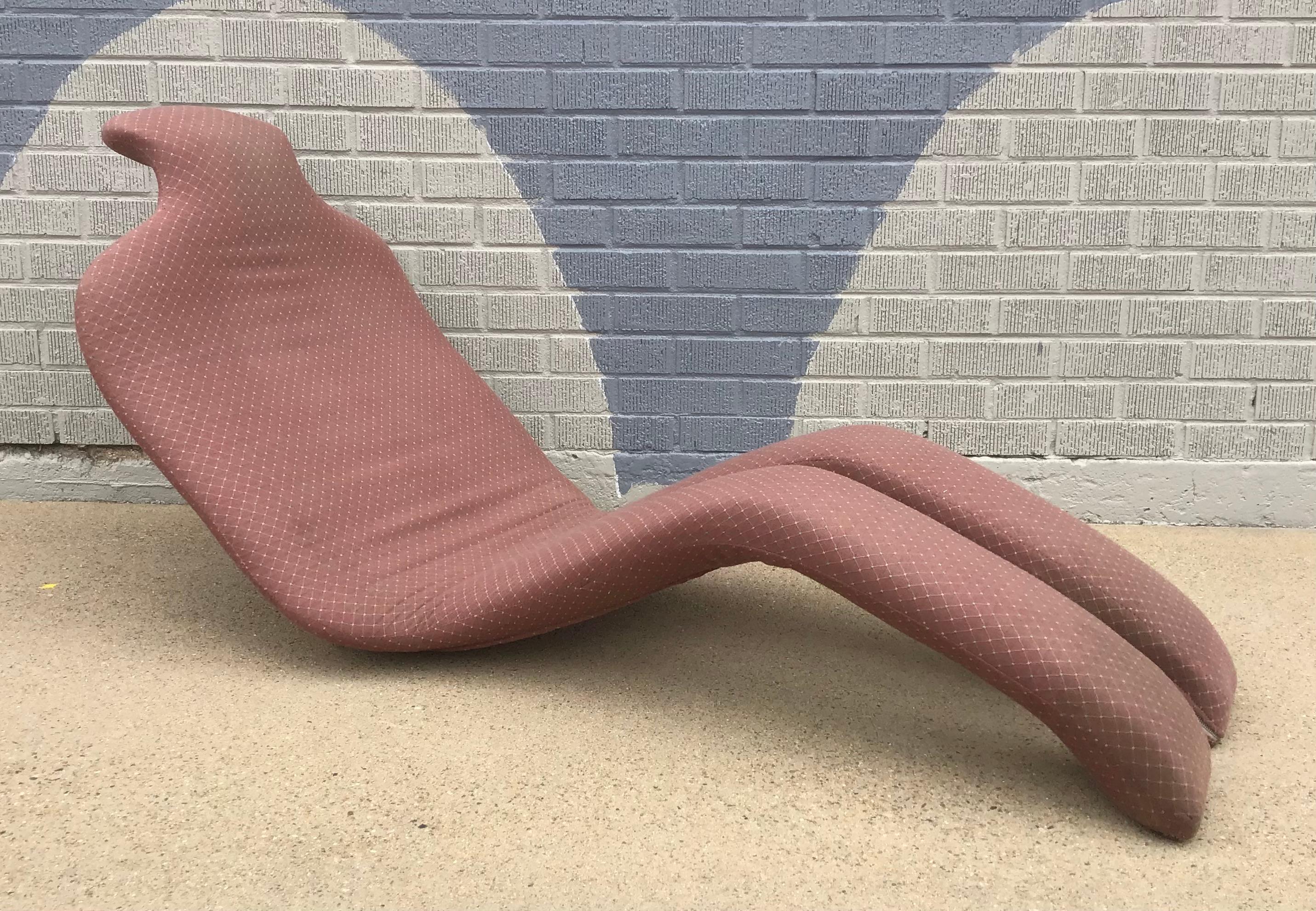 Sedia da salotto in fibra di vetro e tessuto Bouloum di Olivier Mourgue

Scultorea, surreale e irresistibilmente lounge, questa iconica sedia Bouloum di Olivier Mourgue è un pezzo di conversazione tanto quanto una seduta. Progettata nel 1969, la sua