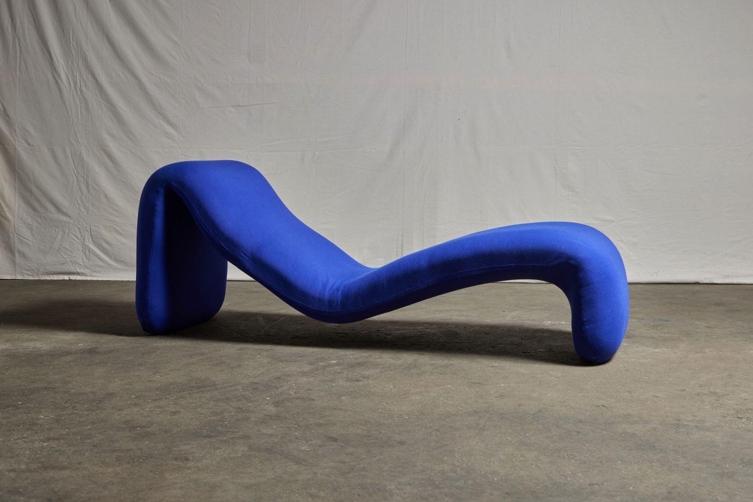 Chaise lounge model “Djinn” Manufactured by Airborne International France, 1960s Metal, upholstery. Newer upholstery.